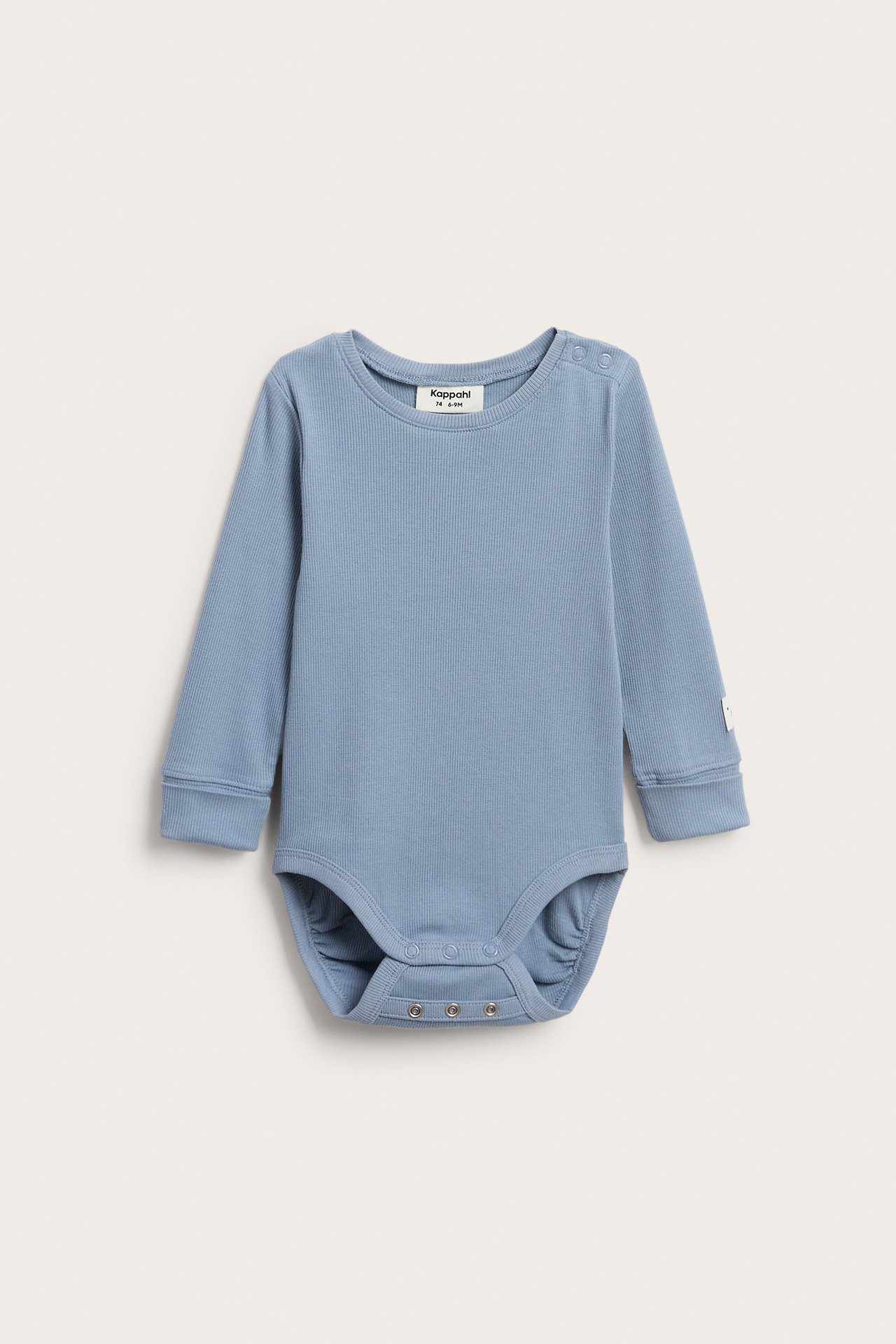 Framifrån, en ljusblå långärmad ribbad babybody med tryckknappar vid axel och gren.