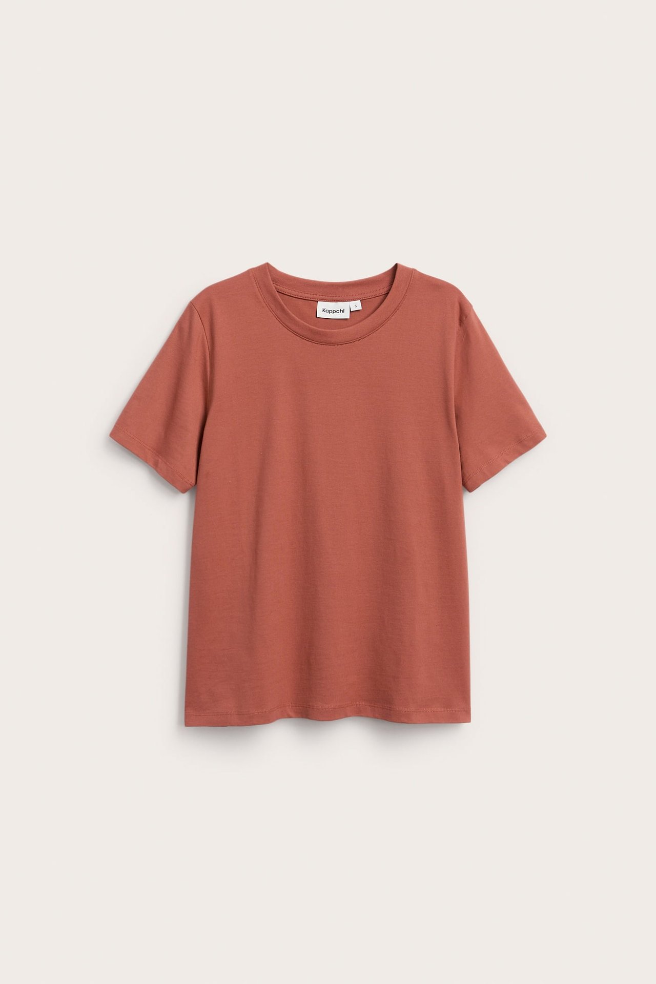 Framifrån, mörk orange kortärmad t-shirt med rund hals.