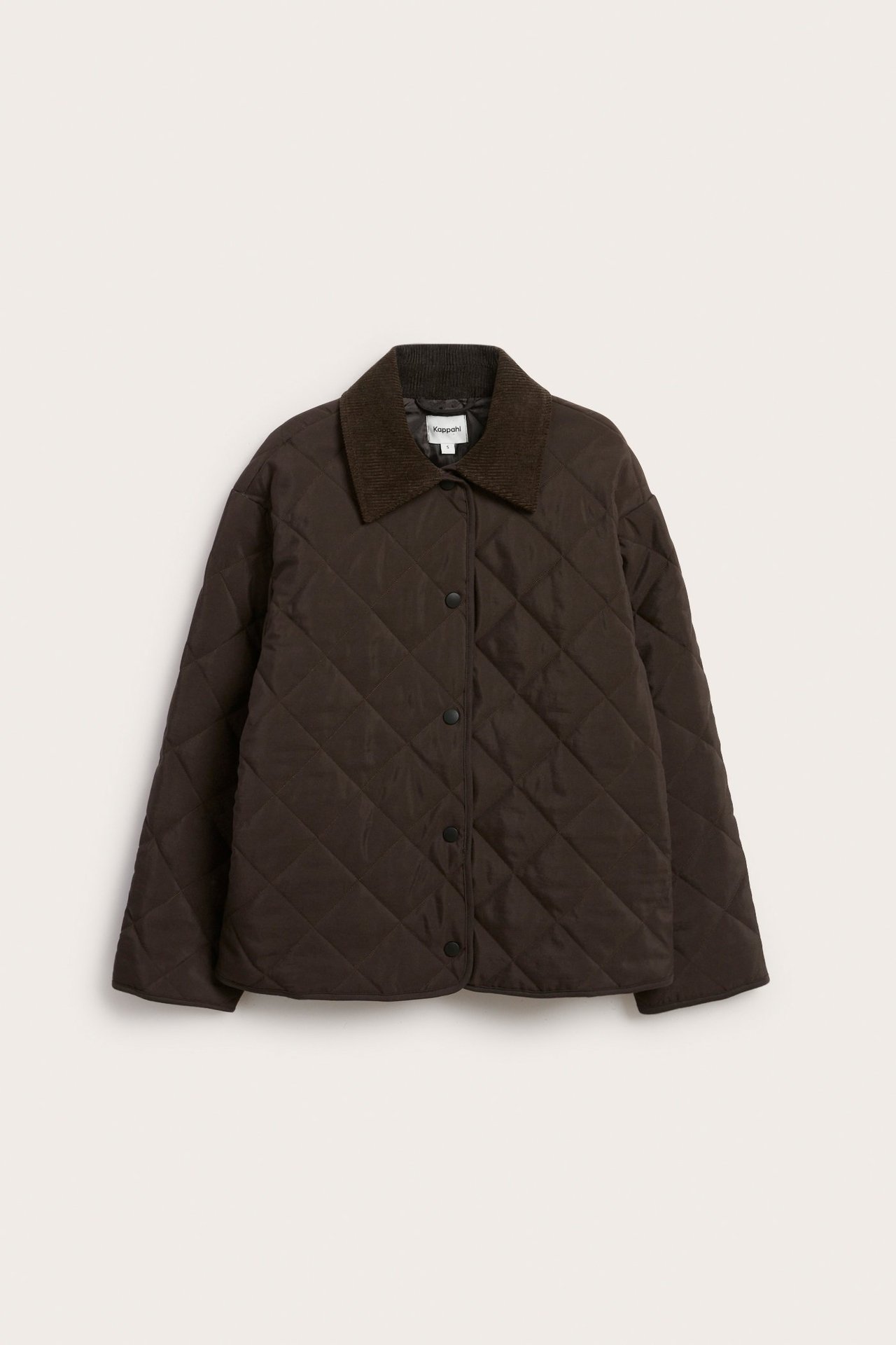 Edestä päin näkyy tummanruskea tikattu takki, jossa on vakosametikaulus ja painonapit.