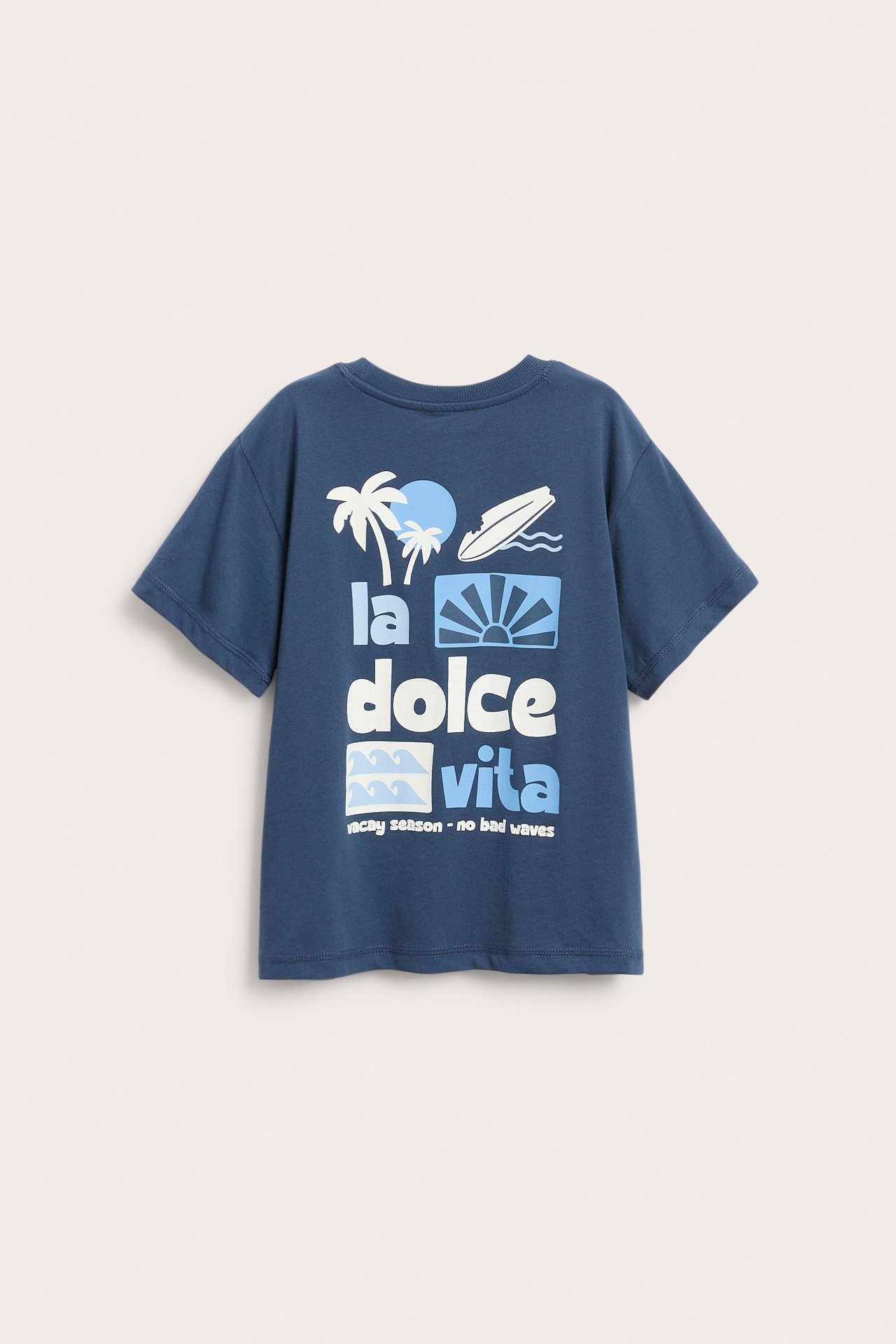 Lasten sininen, oversize-mallinen puuvillainen t-paita takaa, isoin "La Dolce vita" -grafiikkaprintillä.