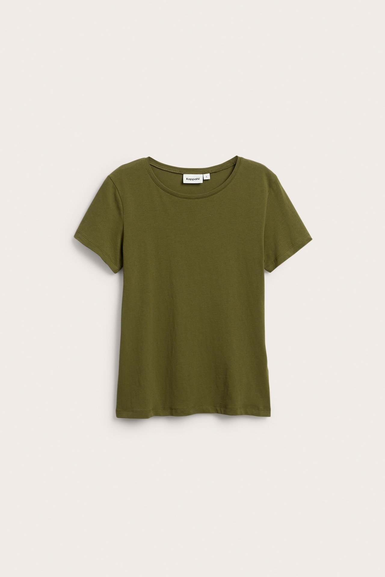 Frontvy av en khakigrön figurnära kortärmad t-shirt i bomull med rund halsringning.