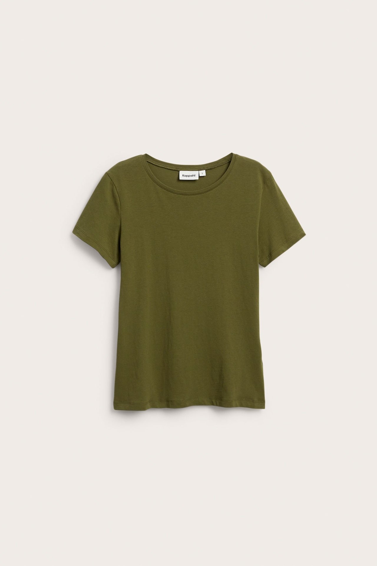 Frontvy av en khakigrön figurnära kortärmad t-shirt i bomull med rund halsringning.