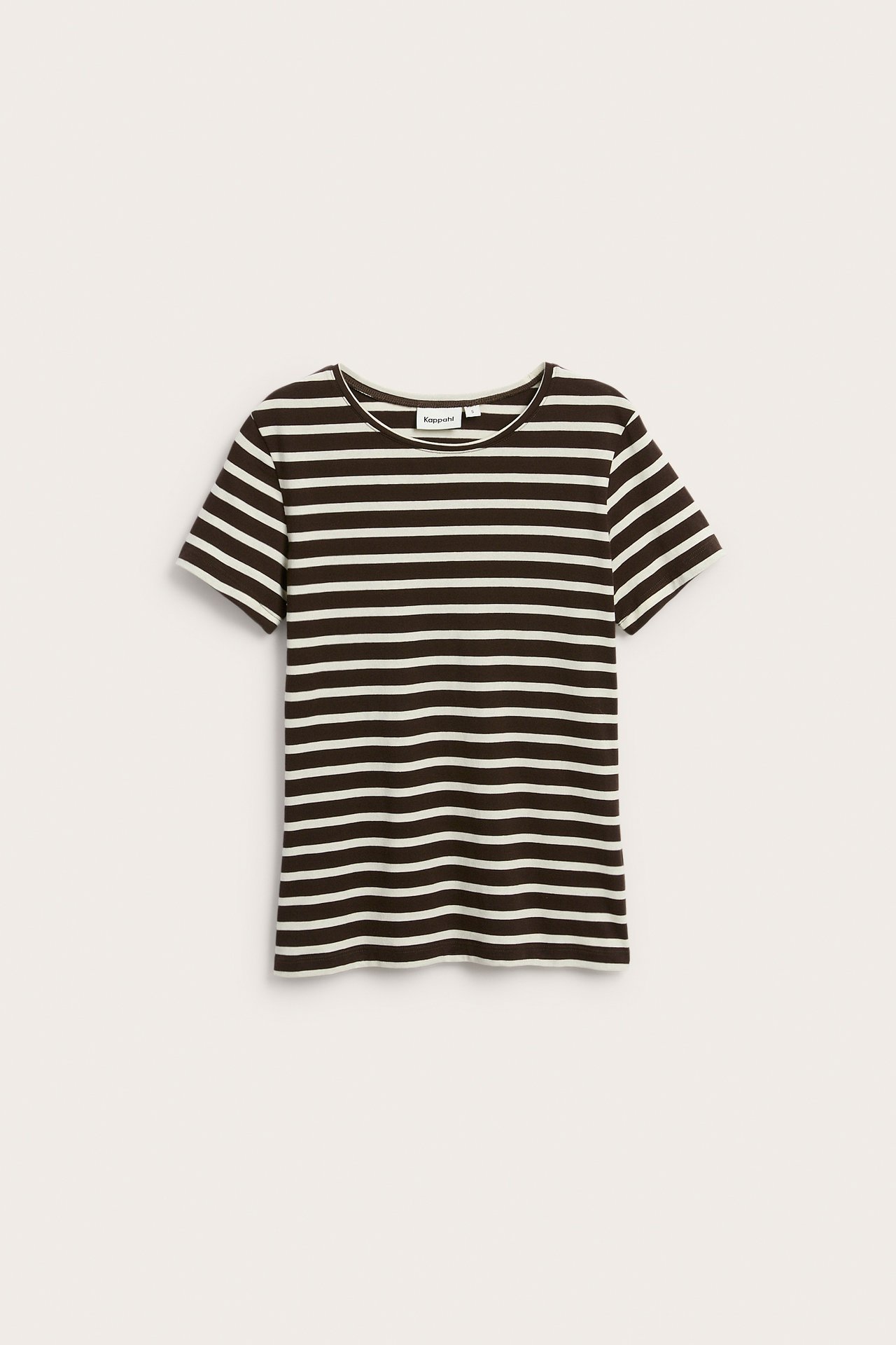 Front view: figurnära mörkbrun och vitrandig kortärmad bomulls-t-shirt med rund hals.