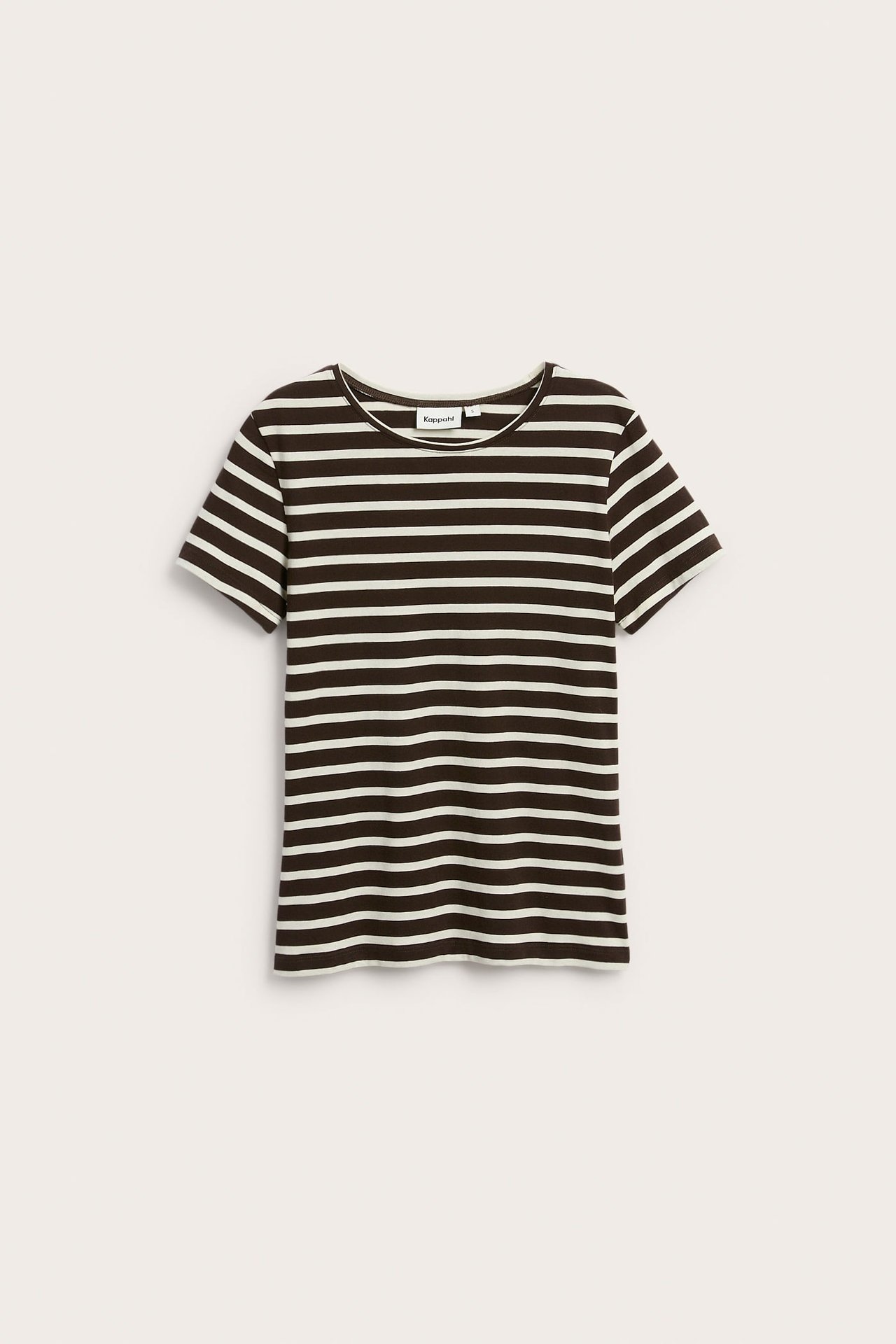 Front view: figurnära mörkbrun och vitrandig kortärmad bomulls-t-shirt med rund hals.