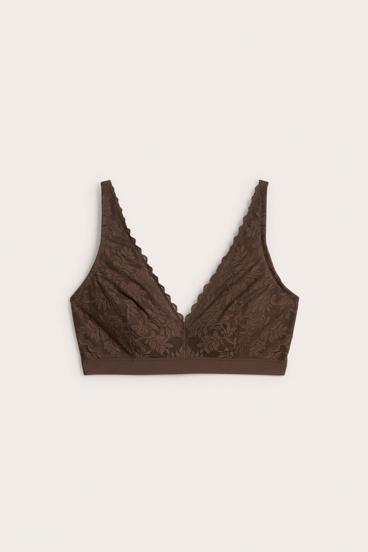 Widok z przodu ciemnobrązowego koronkowego biustonosza bralette z kwiatowym wzorem i dekoltem w serek.