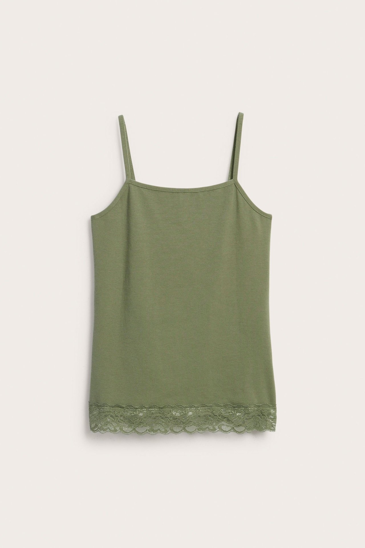 Widok z przodu na ciemnozieloną koszulkę dziecięcą z dżerseju z ramiączkami i koronkowym obszyciem.