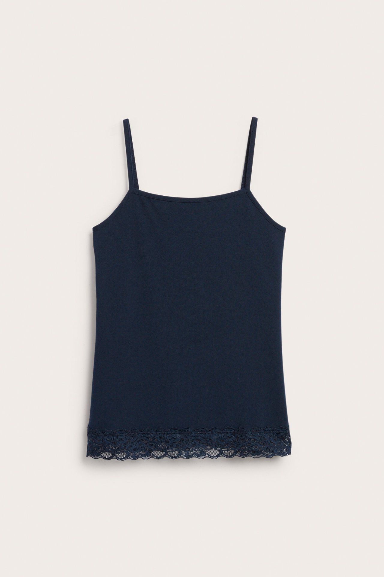 Widok z przodu: granatowy podkoszulek dziecięcy na ramiączkach, z koronkowym obszyciem.