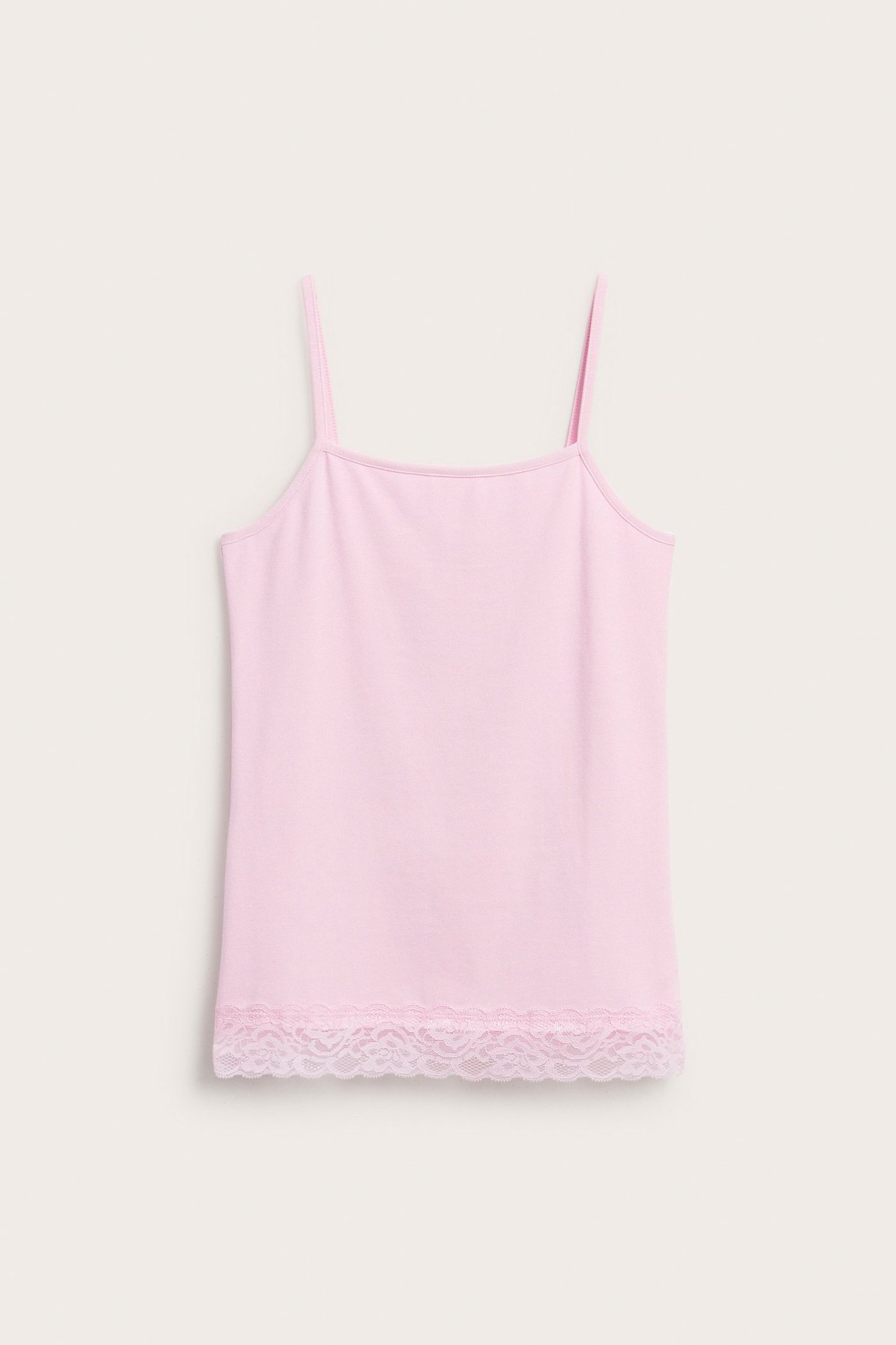 Widok z przodu jasnoróżowego podkoszulka z dzianiny, z cienkimi ramiączkami i koronką u dołu.