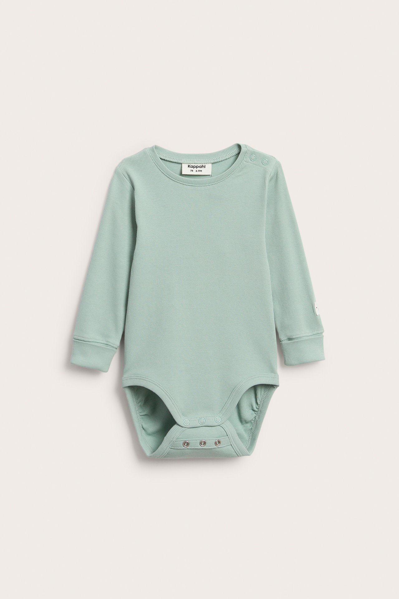 Framsida av en turkos ribbad babybody med långa ärmar, tryckknappar på axeln och i grenen.