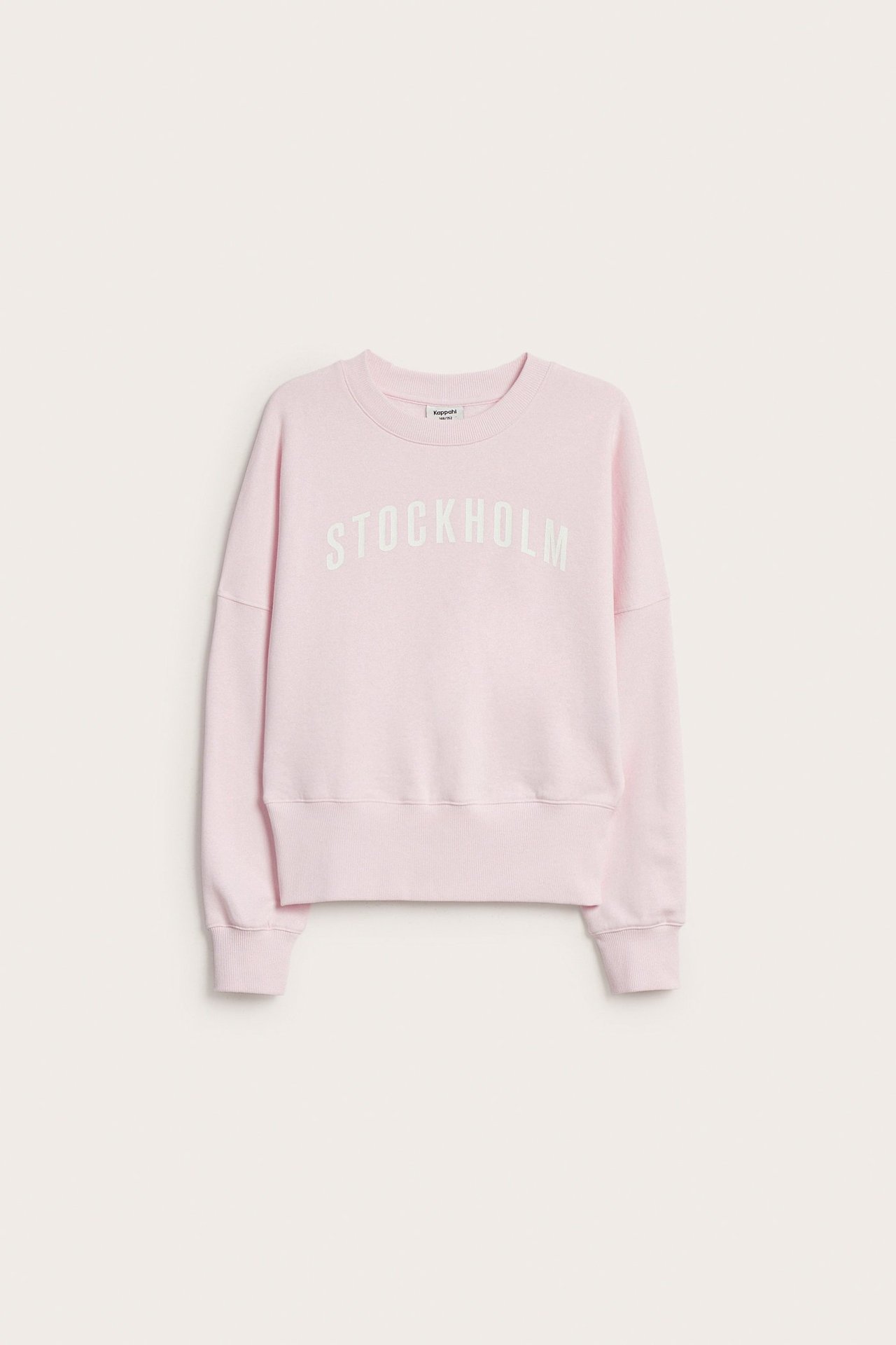 Frontbilde av lys rosa barnesweatshirt med hvit 'STOCKHOLM'-trykk og bred ribbekant.
