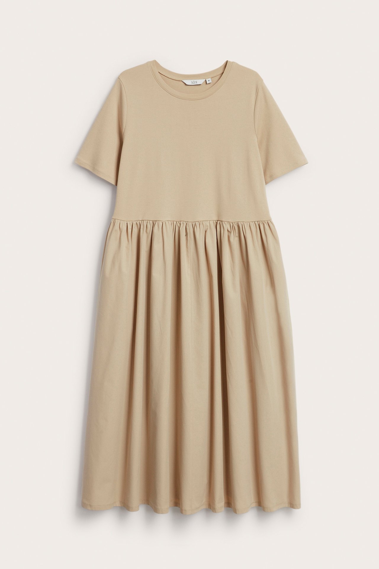 Widok z przodu: Beżowa sukienka z okrągłym dekoltem, krótkimi rękawami, dżersejową górą i marszczoną spódnicą z popeliny.
