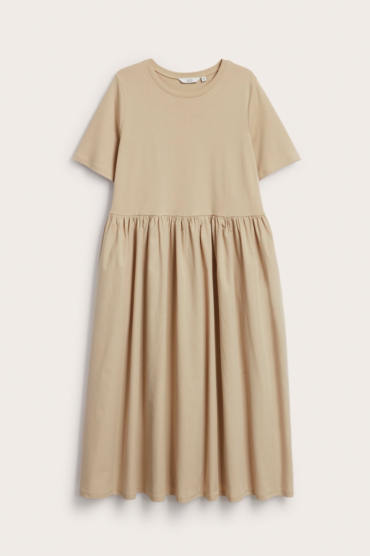 Frontbilde: Beige rundhalset kjole med korte ermer, jerseydel og rynket poplinskjørt.