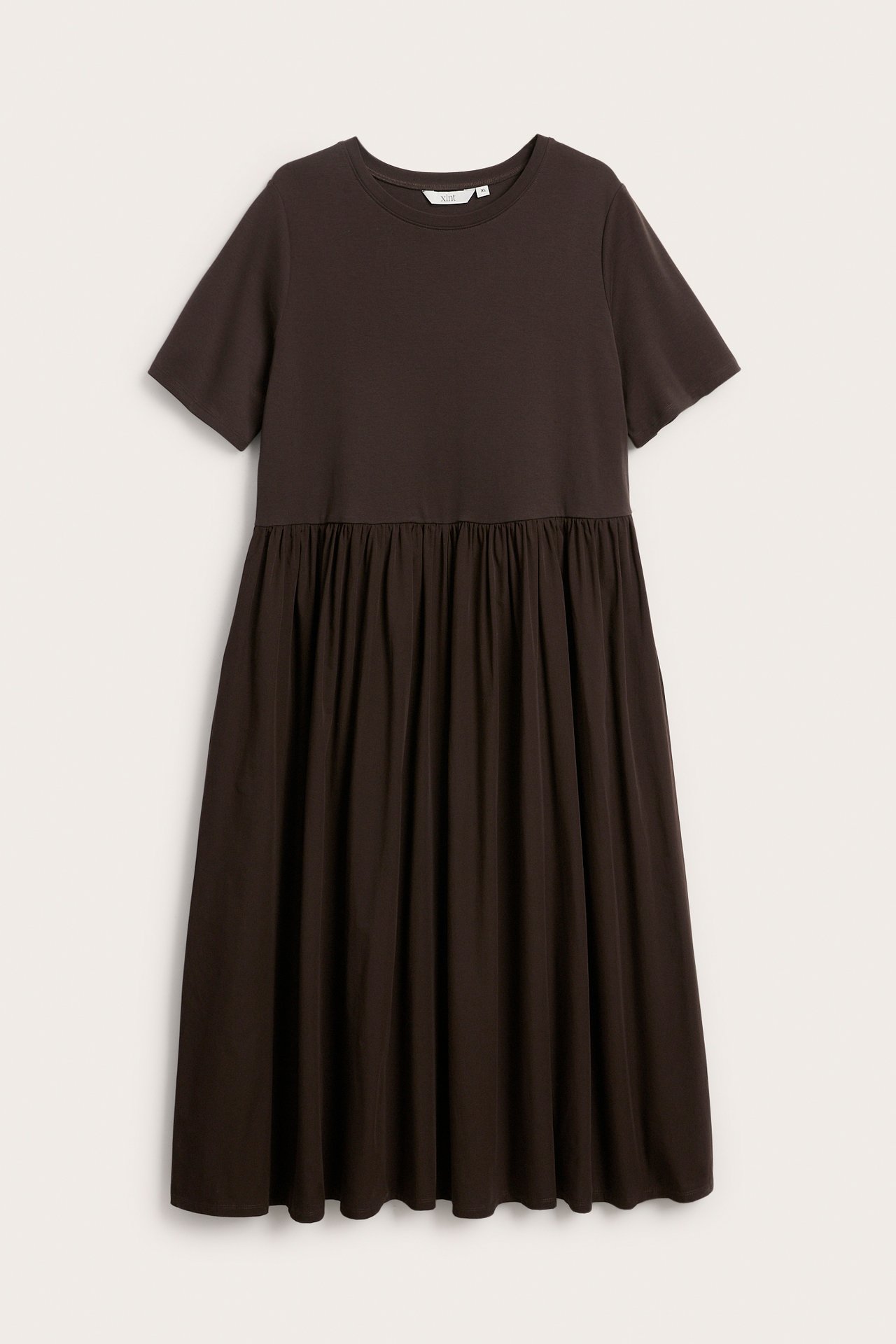 Front view: mörkbrun kortärmad klänning med rund hals, jerseytop och utställd bomullspoplinkjol.