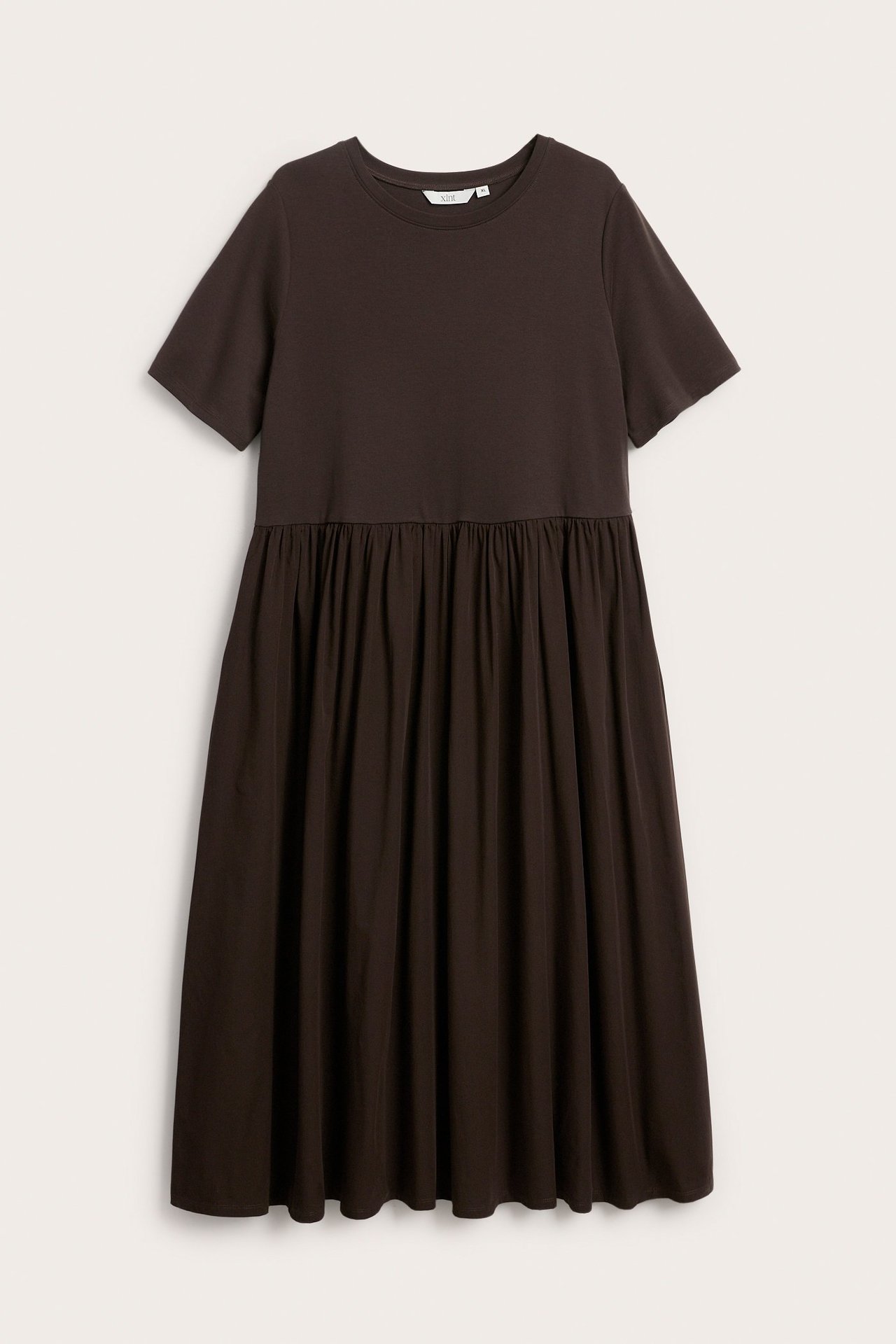 Front view: mörkbrun kortärmad klänning med rund hals, jerseytop och utställd bomullspoplinkjol.