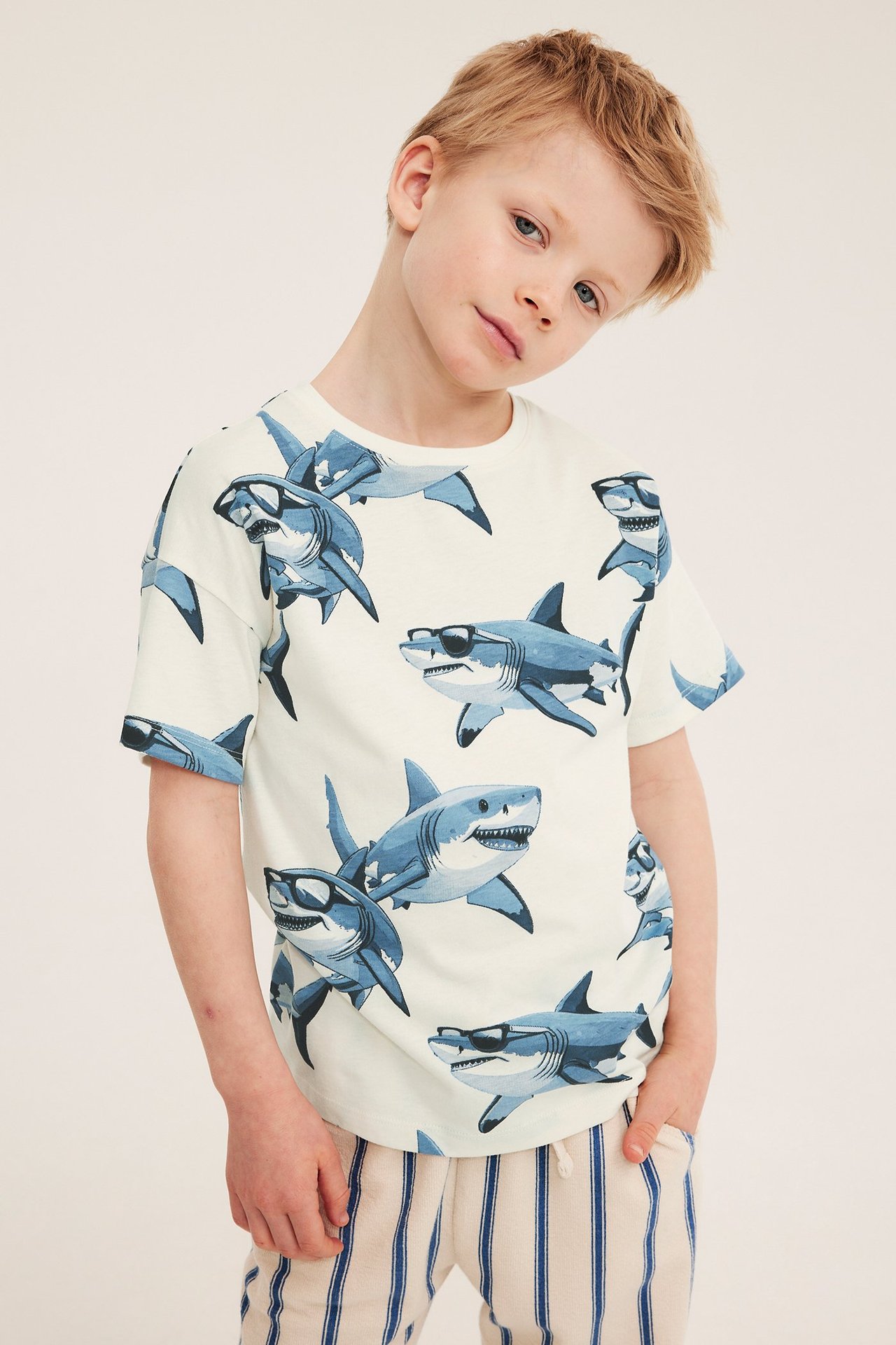 Lasten offwhite puuvillainen T-paita hai-teemalla, normaali istuvuus, droppattu olka.