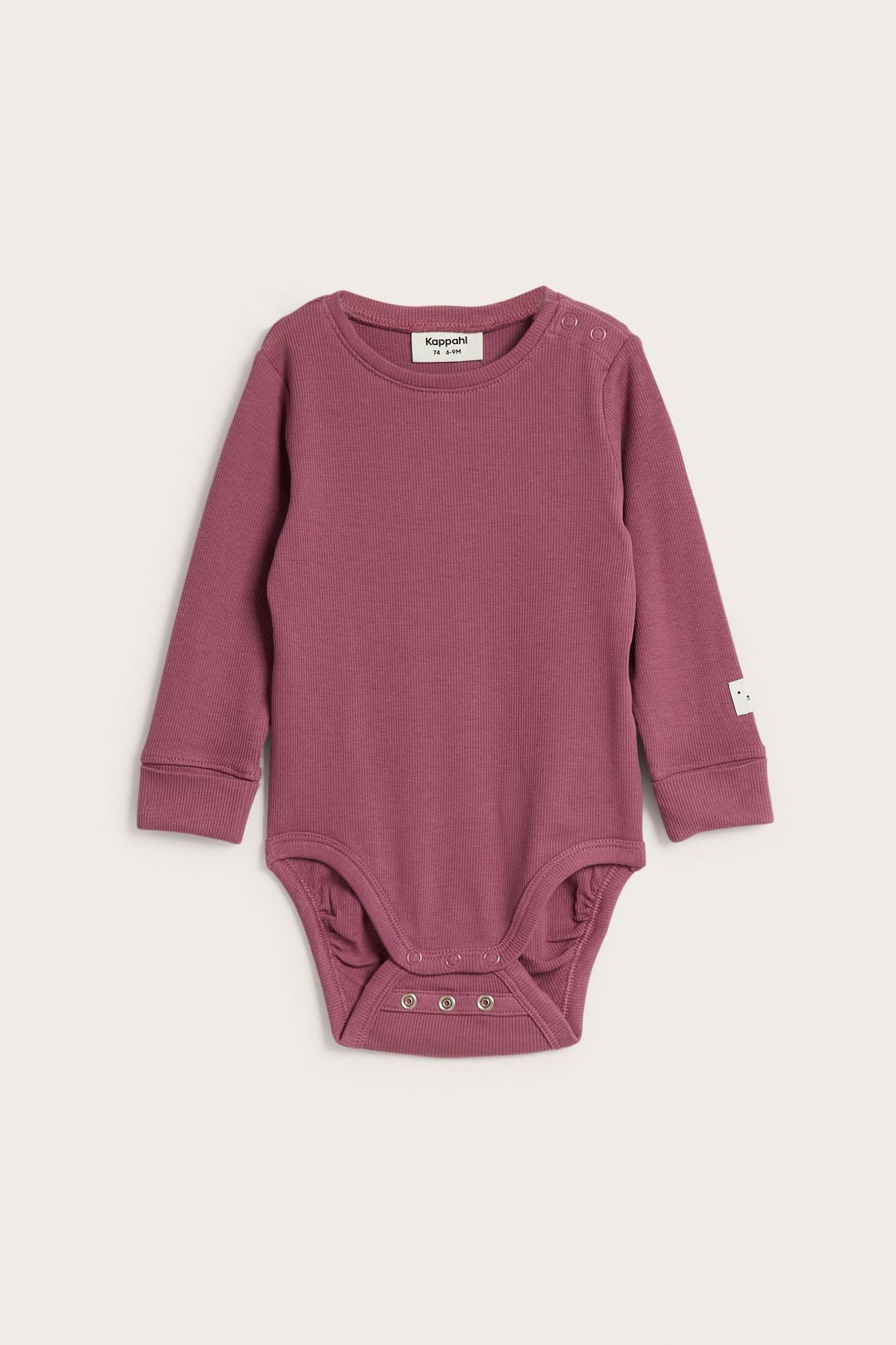 Z przodu: Mauve prążkowane body niemowlęce z zatrzaskami na ramieniu i w kroku.