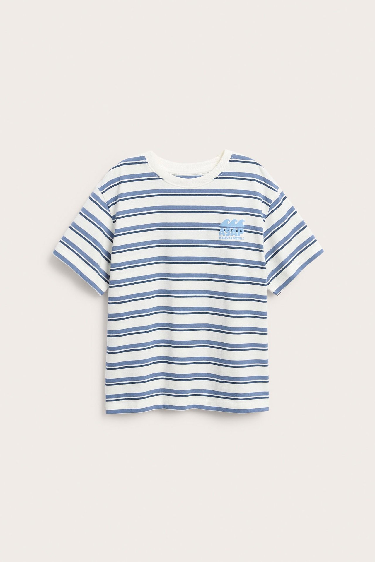 Widok z przodu dziecięcej koszulki bawełnianej oversize w biało-niebieskie paski z haftem na piersi.