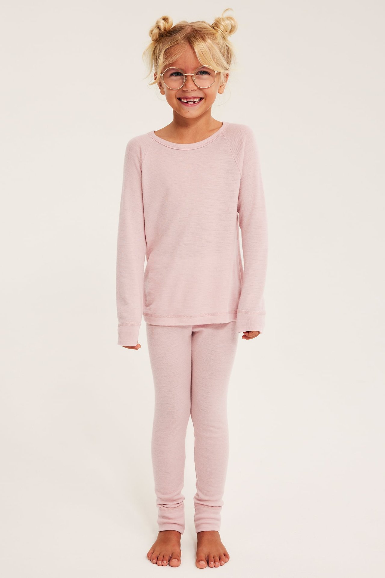 Forfra: Barn i rosa langermet topp og matchende rosa leggings.