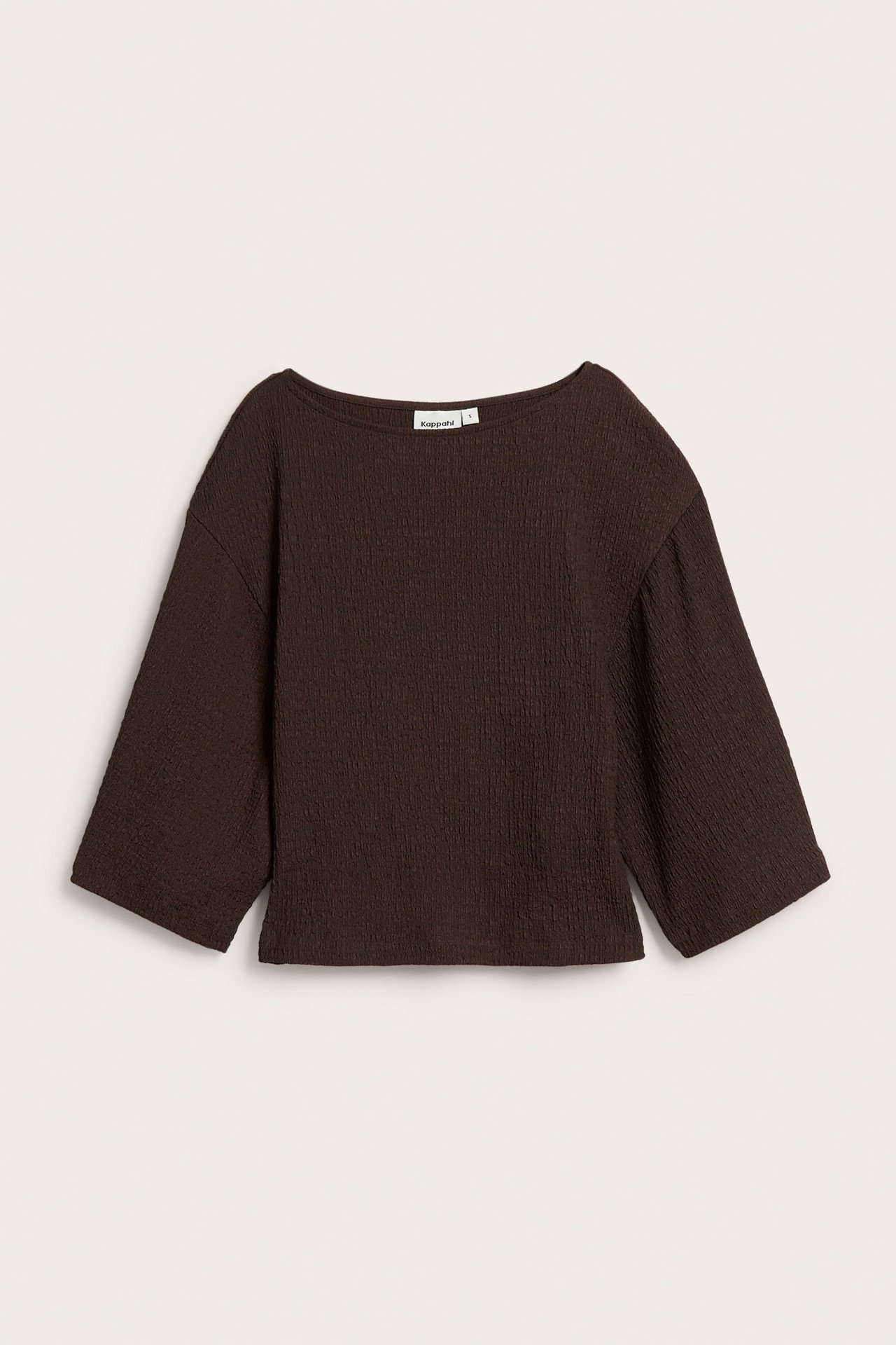 Widok z przodu: Ciemnobrązowy teksturowany top z szerokimi rękawami kimono i dekoltem łódkowym.