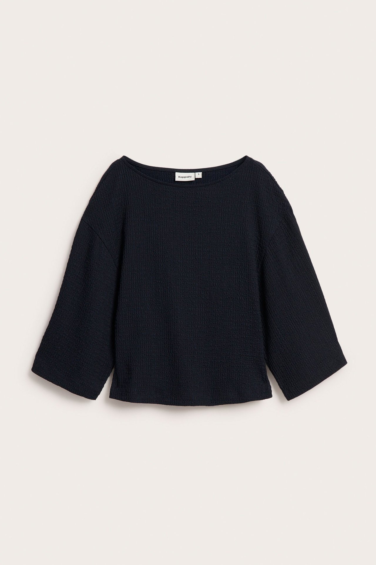 Widok z przodu granatowego strukturalnego topu z szerokimi rękawami kimono.