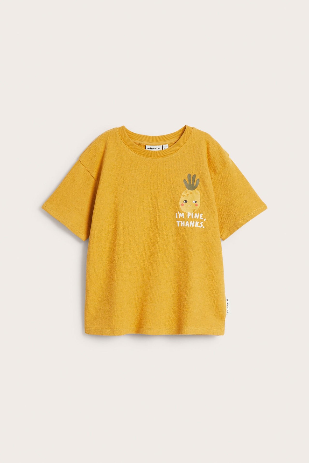 Frontvisning: barnas gule bomulls-t-skjorte med ananastrykk og teksten 'I'm pine, thanks'.