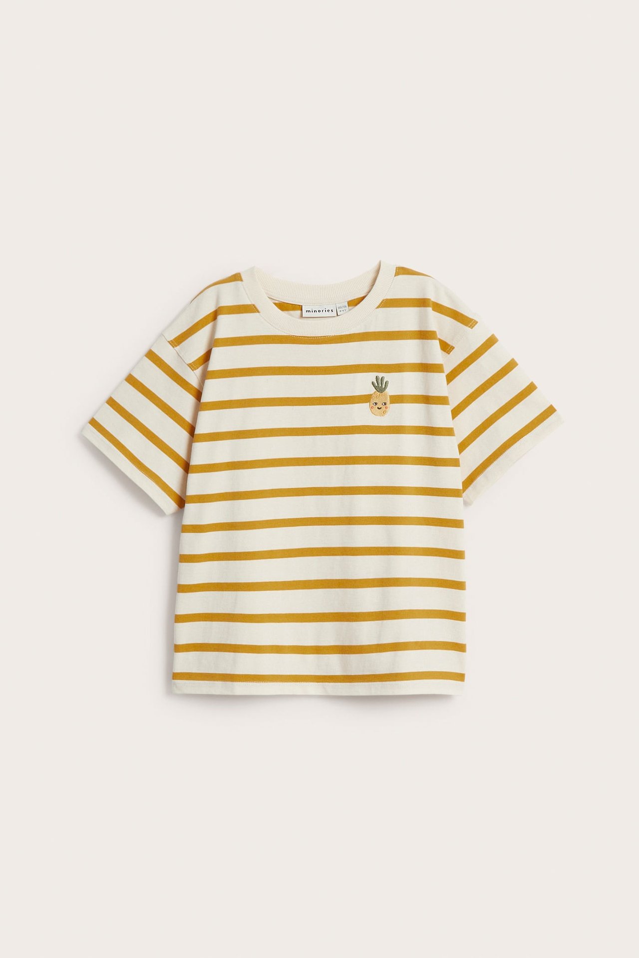 Frontvisning av en barnestripet kortermet t-skjorte i off-white og sennepsgul med ananasbroderi.