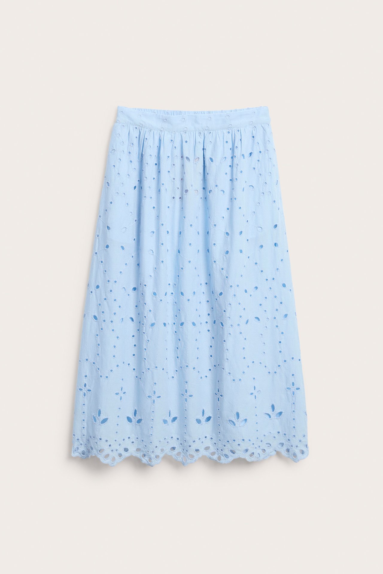 Forside, lyseblå bomulls midiskjørt med broderie anglaise, elastisk midje, lommer og bølgekant.