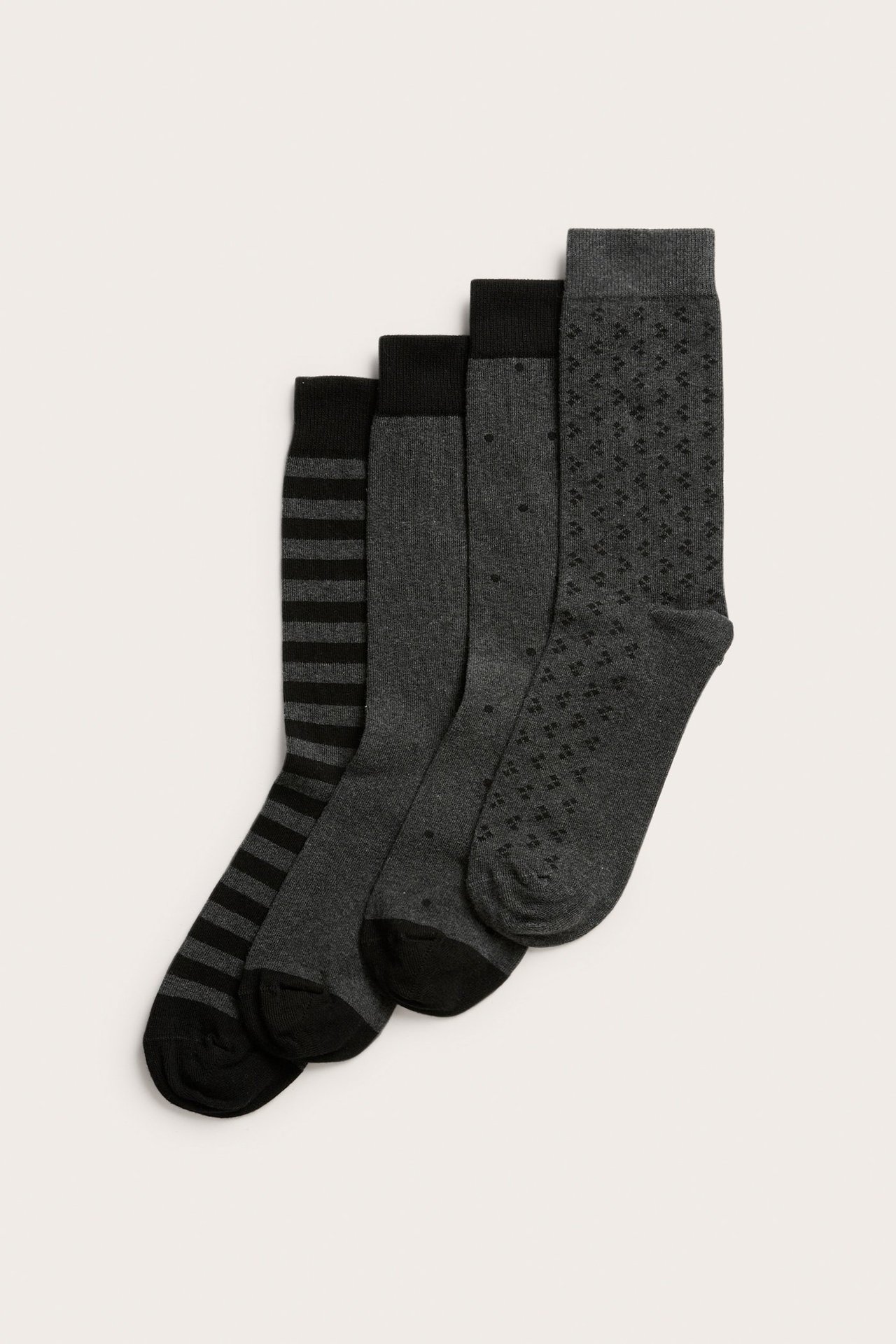 Frontvisning av fire par mørkegrå herresokker med svarte detaljer, striper, prikker og rutemønster.