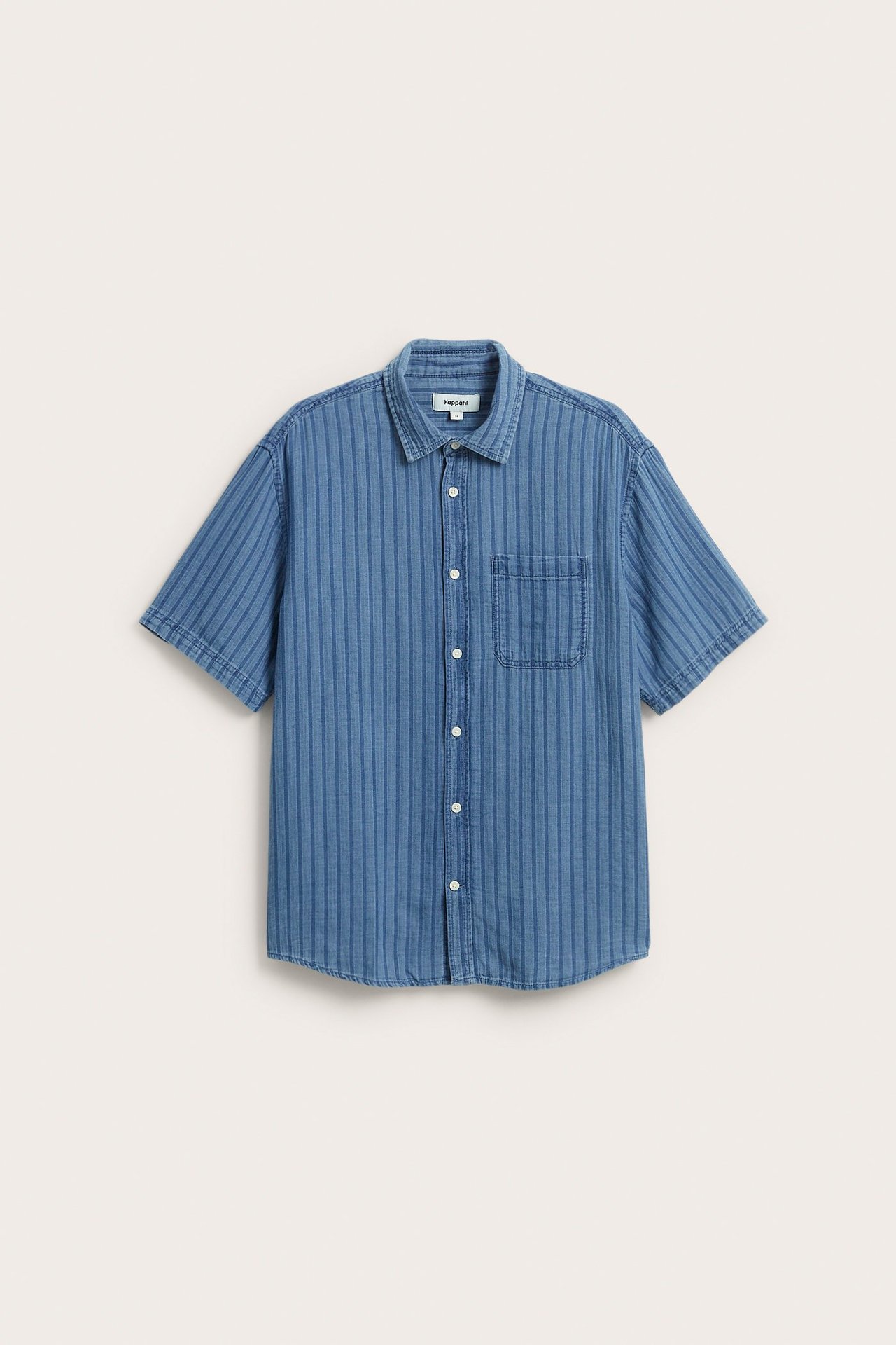 Framifrån: Ljusblå randig kortärmad bomullsskjorta i denim med bröstficka och vita knappar.