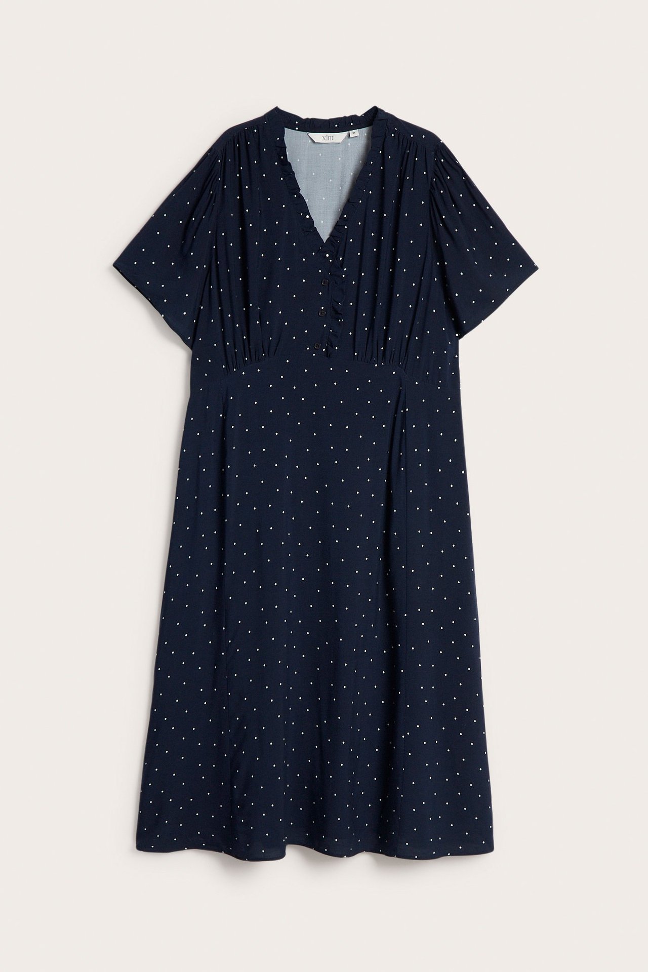 Widok z przodu granatowej wiskozowej sukienki midi w białe kropki, z dekoltem V i krótkimi rękawami.