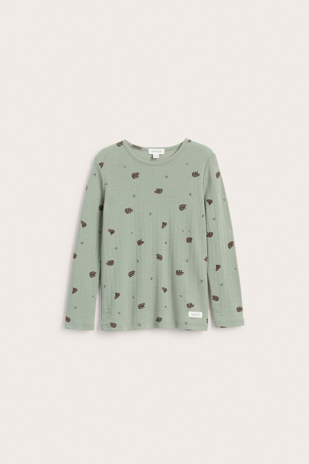 Frontvy av en ljusgrön ribbad långärmad t-shirt med brun björnprint.