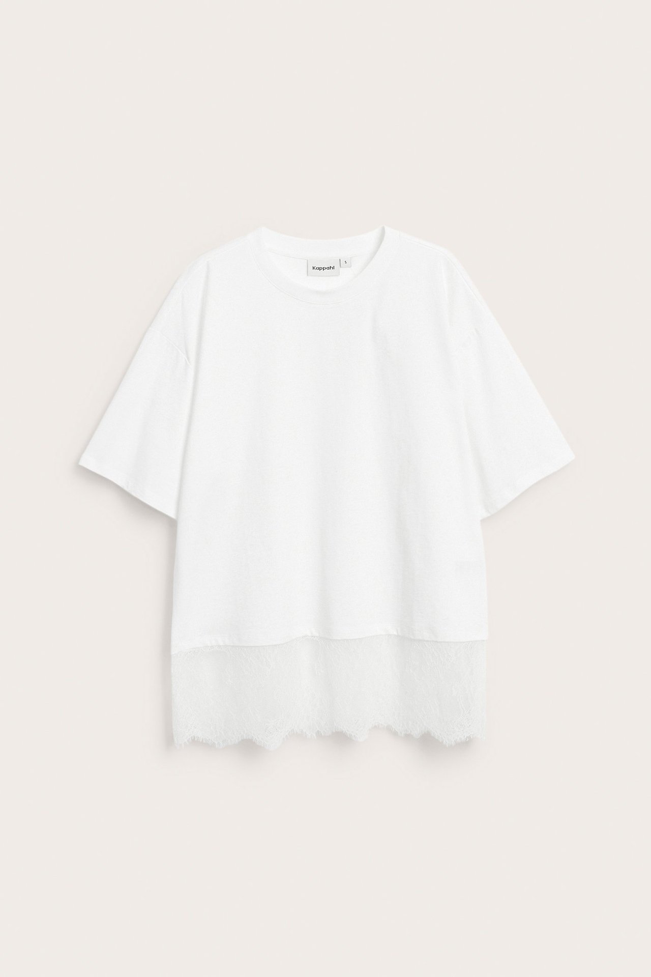 Widok z przodu: Luźny, ecru t-shirt z krótkimi rękawami i falistym koronkowym obszyciem.