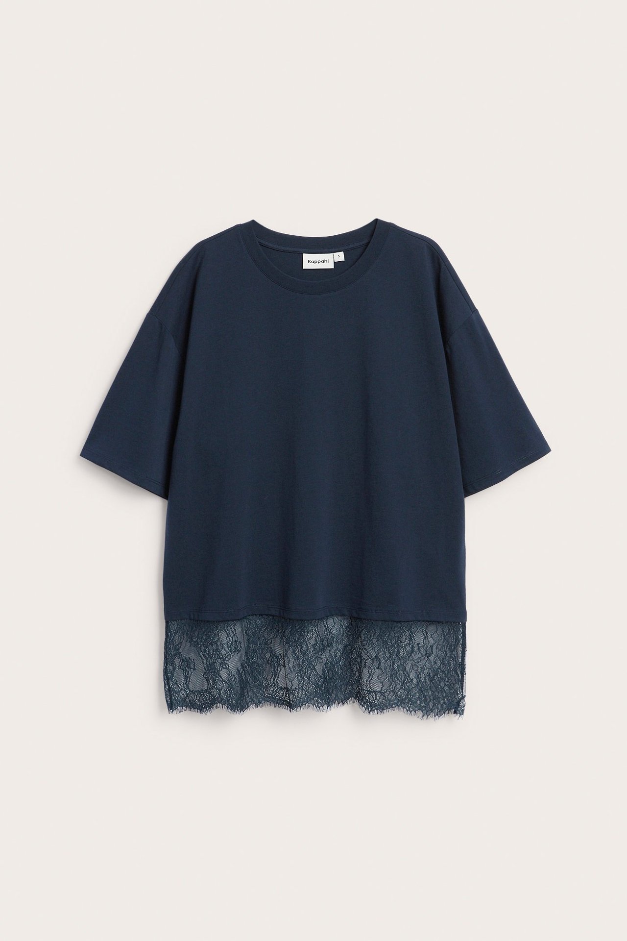 Widok z przodu ciemnoniebieskiego, luźnego T-shirtu z dopasowaną ciemnoniebieską koronkową lamówką.