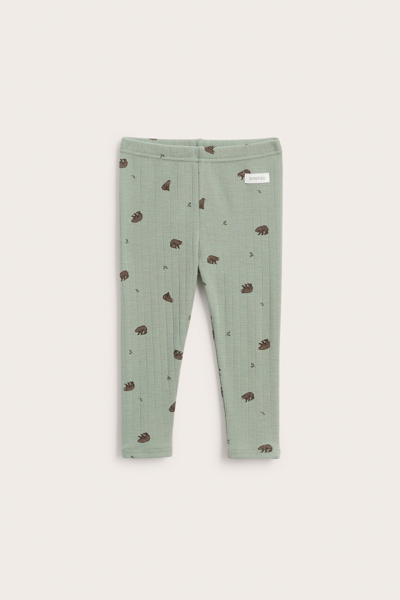 Framifrån, ribbade gröna barntights med brunt björnmönster.