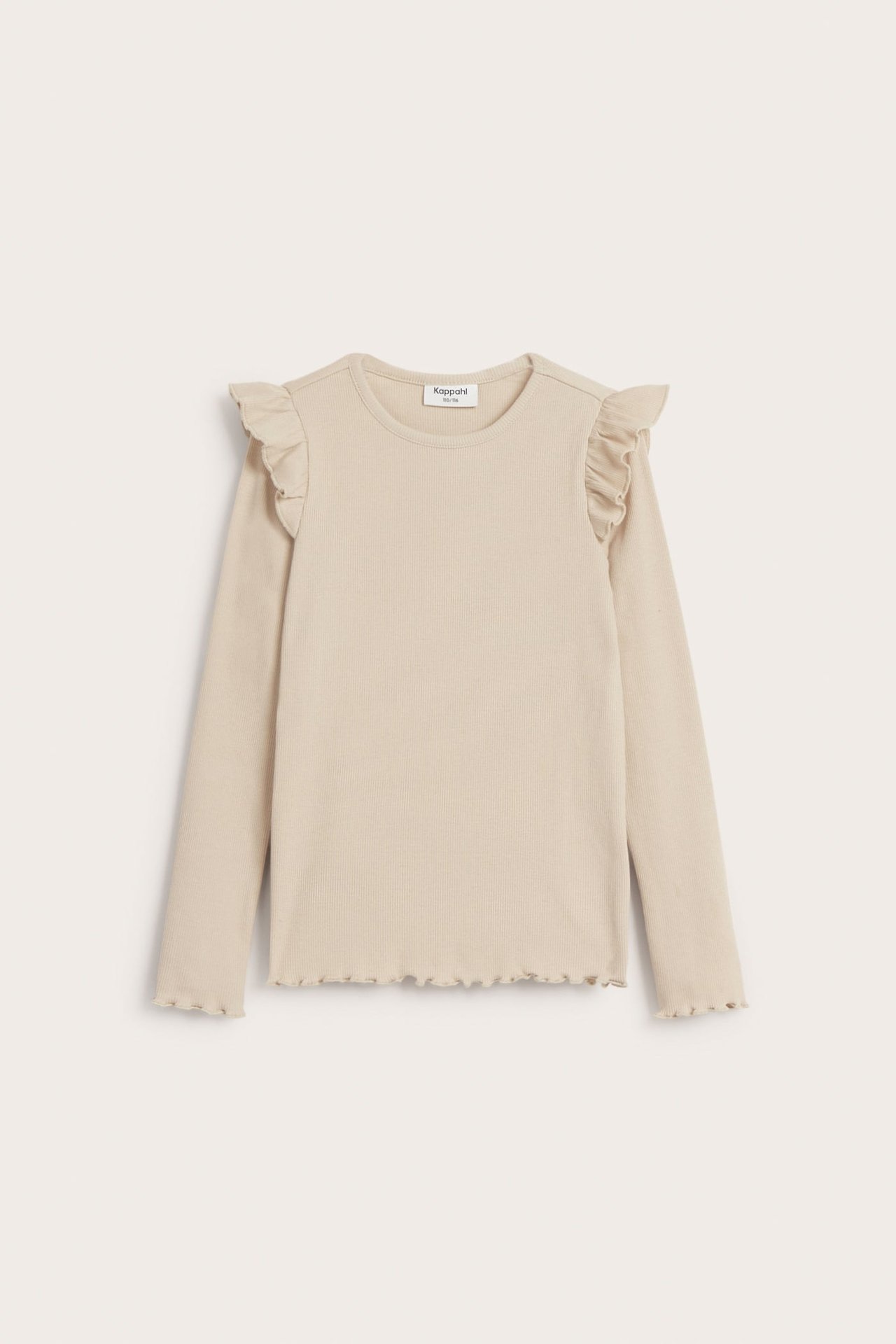 Frontvy: Barnens ljusbeige ribbade långärmade topp med axelvolanger och babylocksömmar.