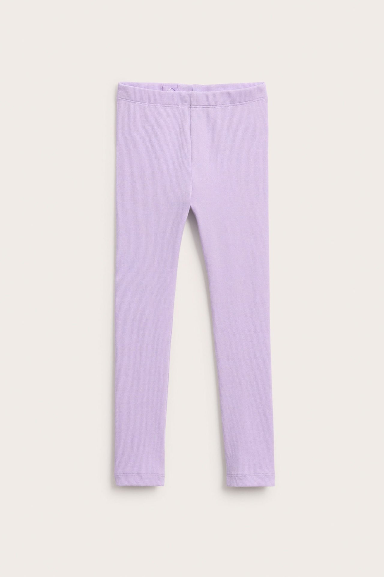 Frontvisning av lyselilla ribbestrikkede jersey-leggings for barn med elastisk midje, flattlagt.