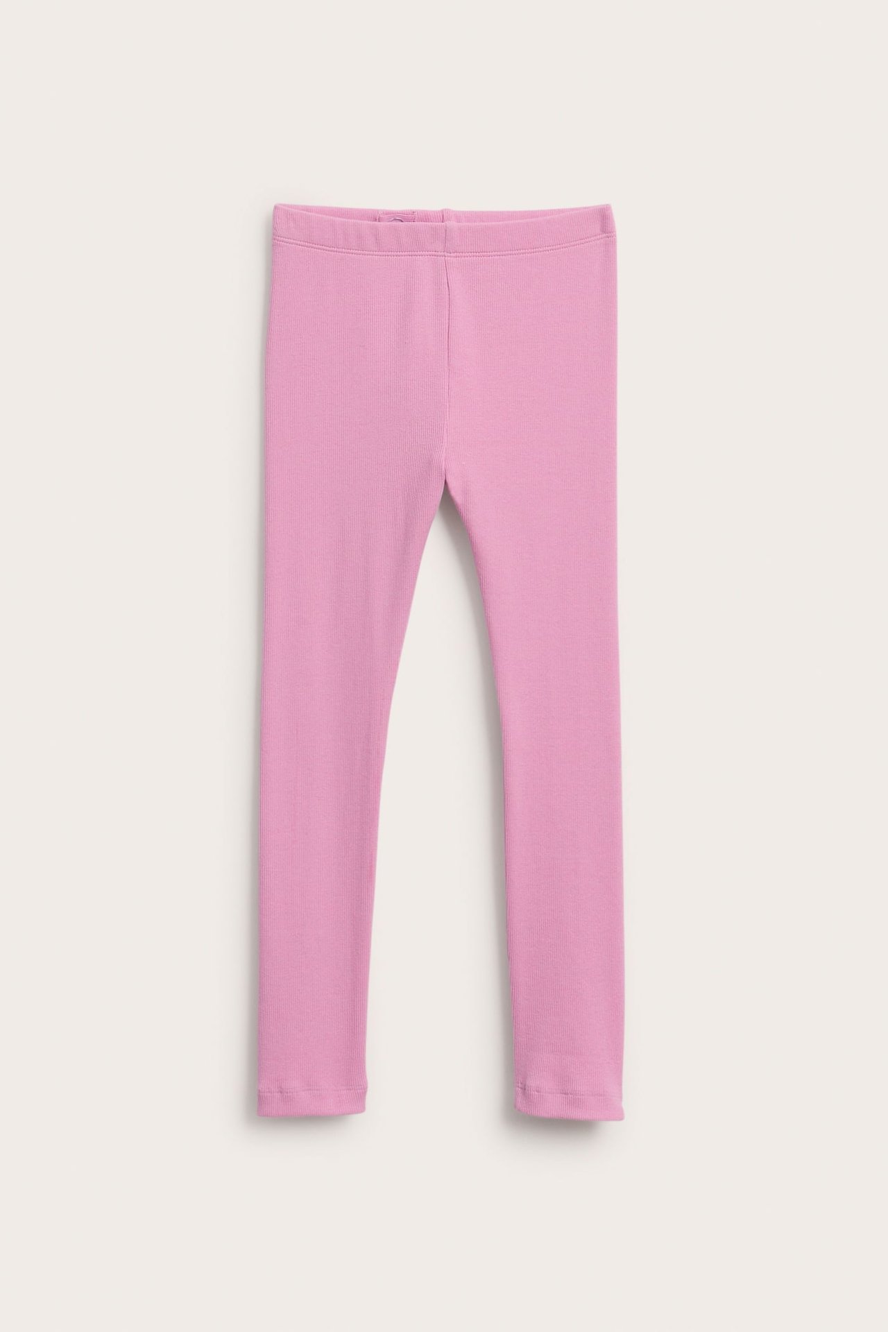 Frontbilde av ribbestrikkede rosa tettsittende hellange leggings med behagelig strikk i midjen.