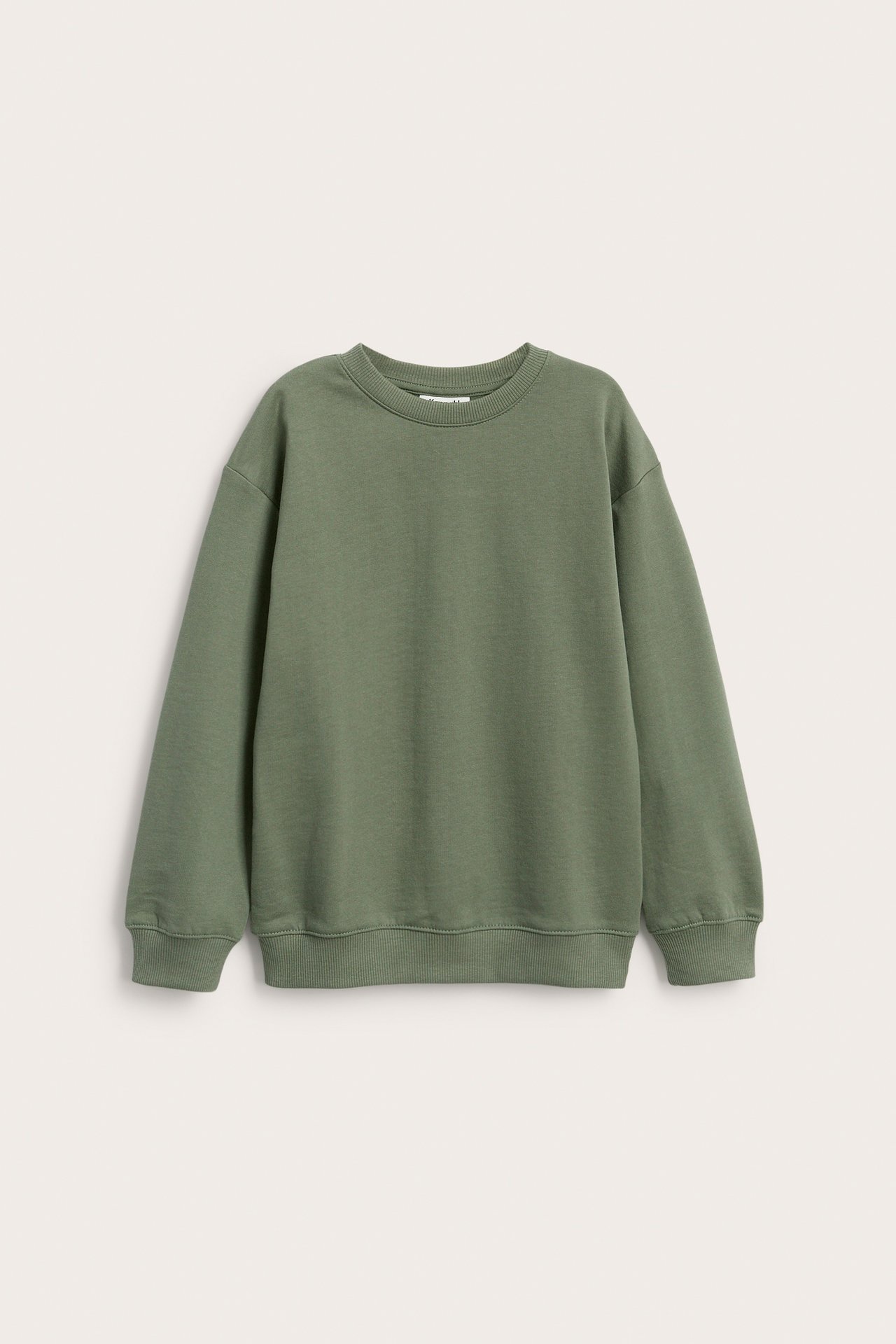 Edestä kuvattu yksivärinen salviavihreä collegepaita pitkillä hihoilla ja resoreilla.