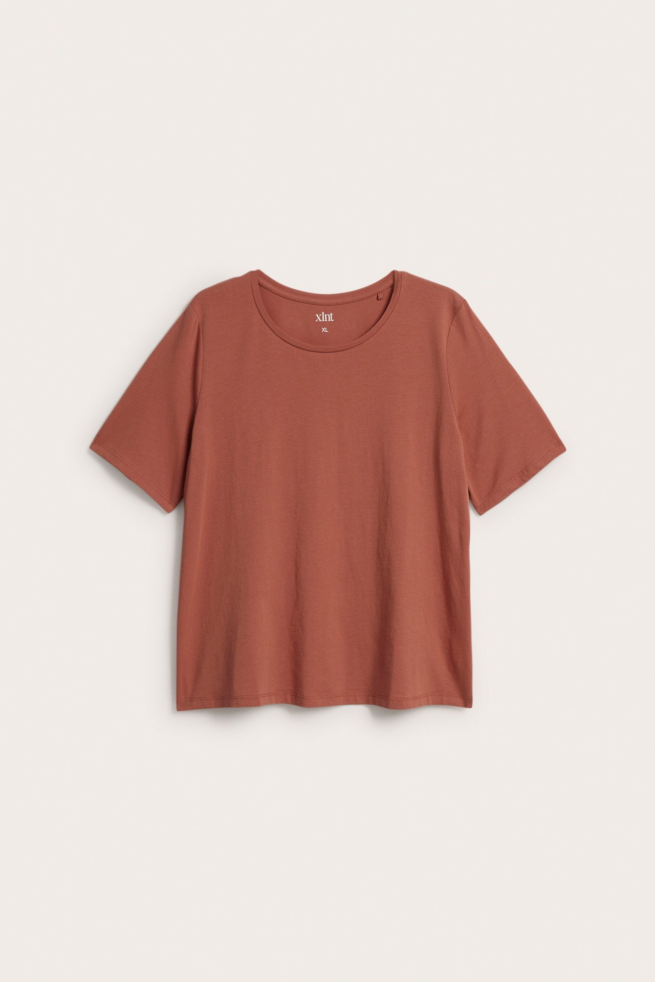 Framifrån, enfärgad rostfärgad kortärmad t-shirt med rund hals.