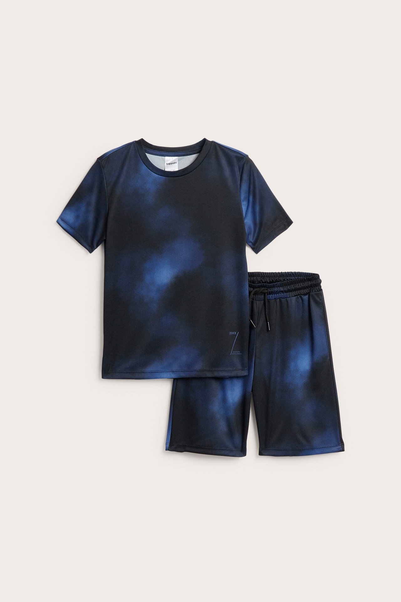 Framifrån: ett barnsportset i svart och blått mönstrat polyester, med kortärmad t-shirt och shorts.