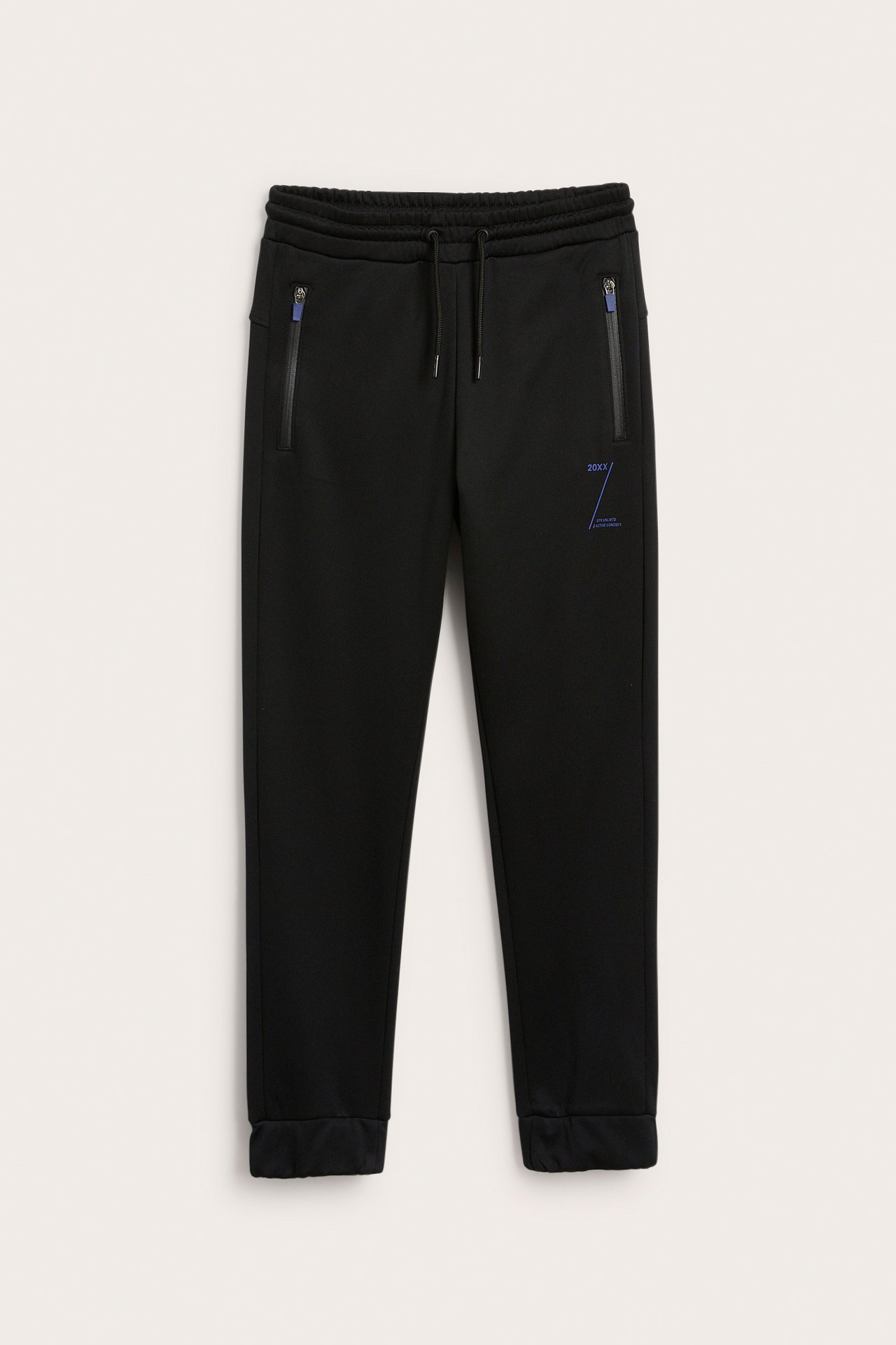 Framifrån svarta sweatpants med resår i midjan, dragsko, dragkedjefickor och blått tryck.