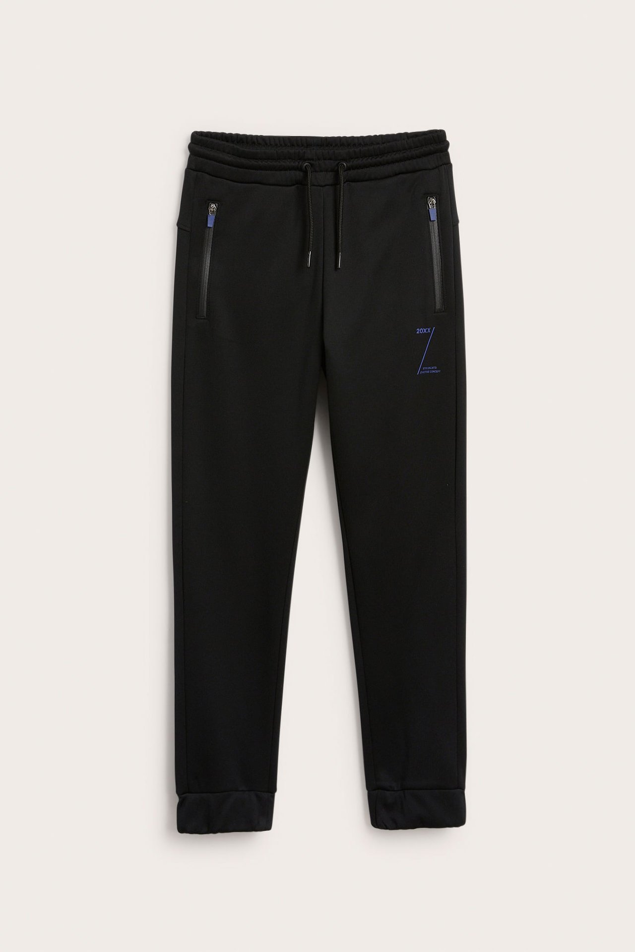 Framifrån svarta sweatpants med resår i midjan, dragsko, dragkedjefickor och blått tryck.