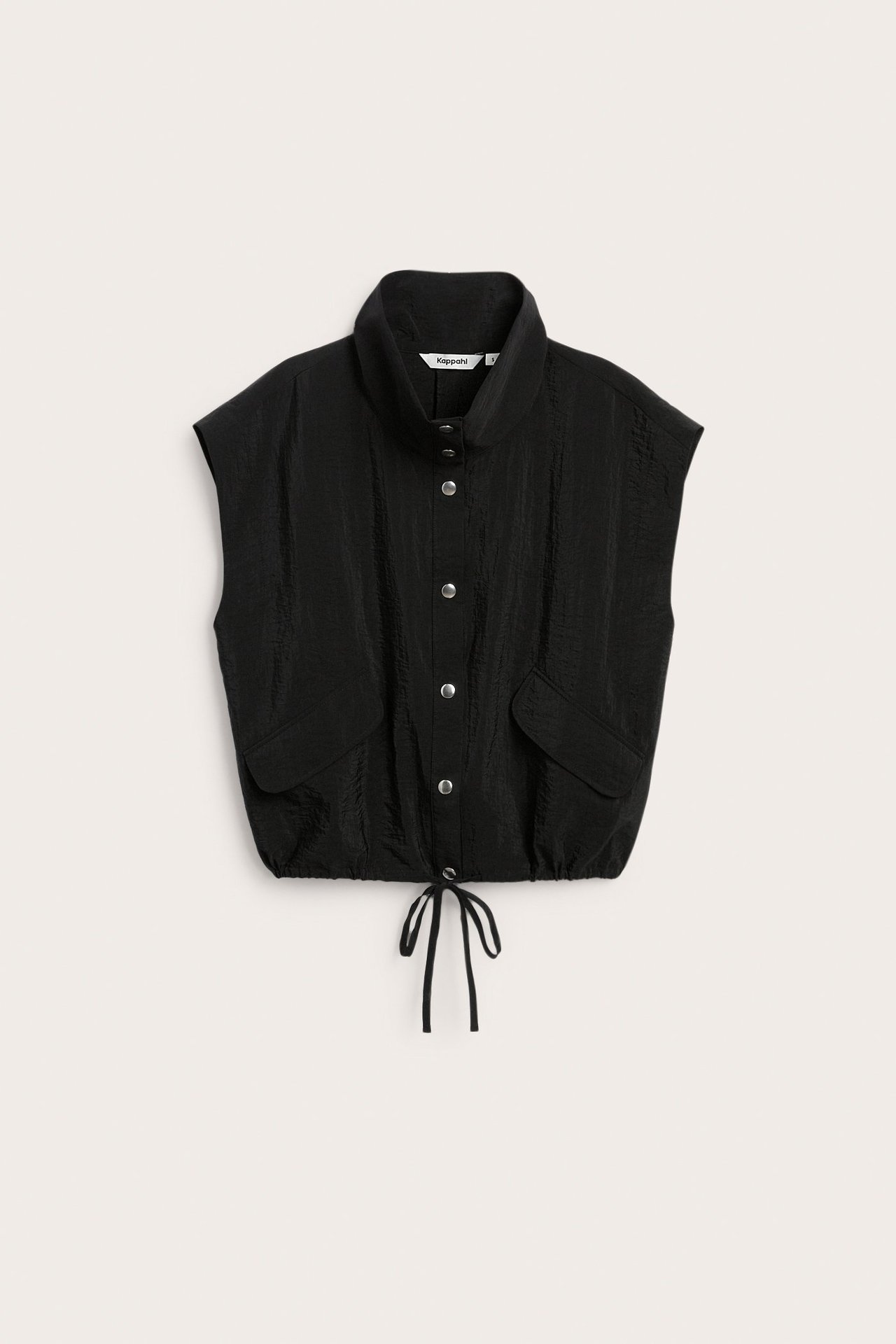 Framifrån: Svart ärmlös skjorta i polyamid med ståkrage, tryckknappar, dragsko i midjan och fickor.