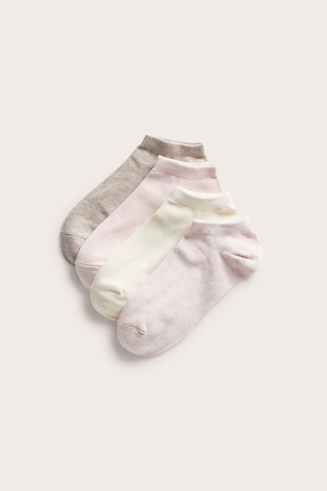 Fire par melert ankelsokker i bomullsblanding; lys rosa, kremhvit og lys beige, ovenfra sett.