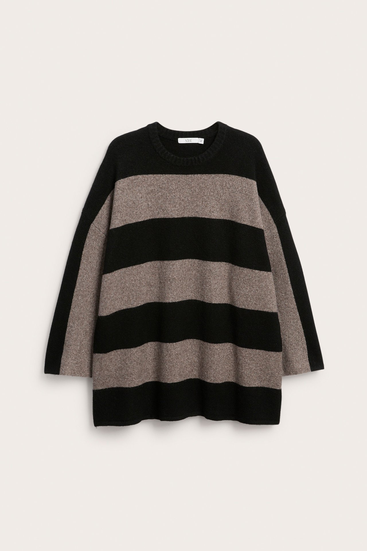 Edestä: Oversize musta ja beige raidallinen neulepusero pyöreällä pääntiellä.