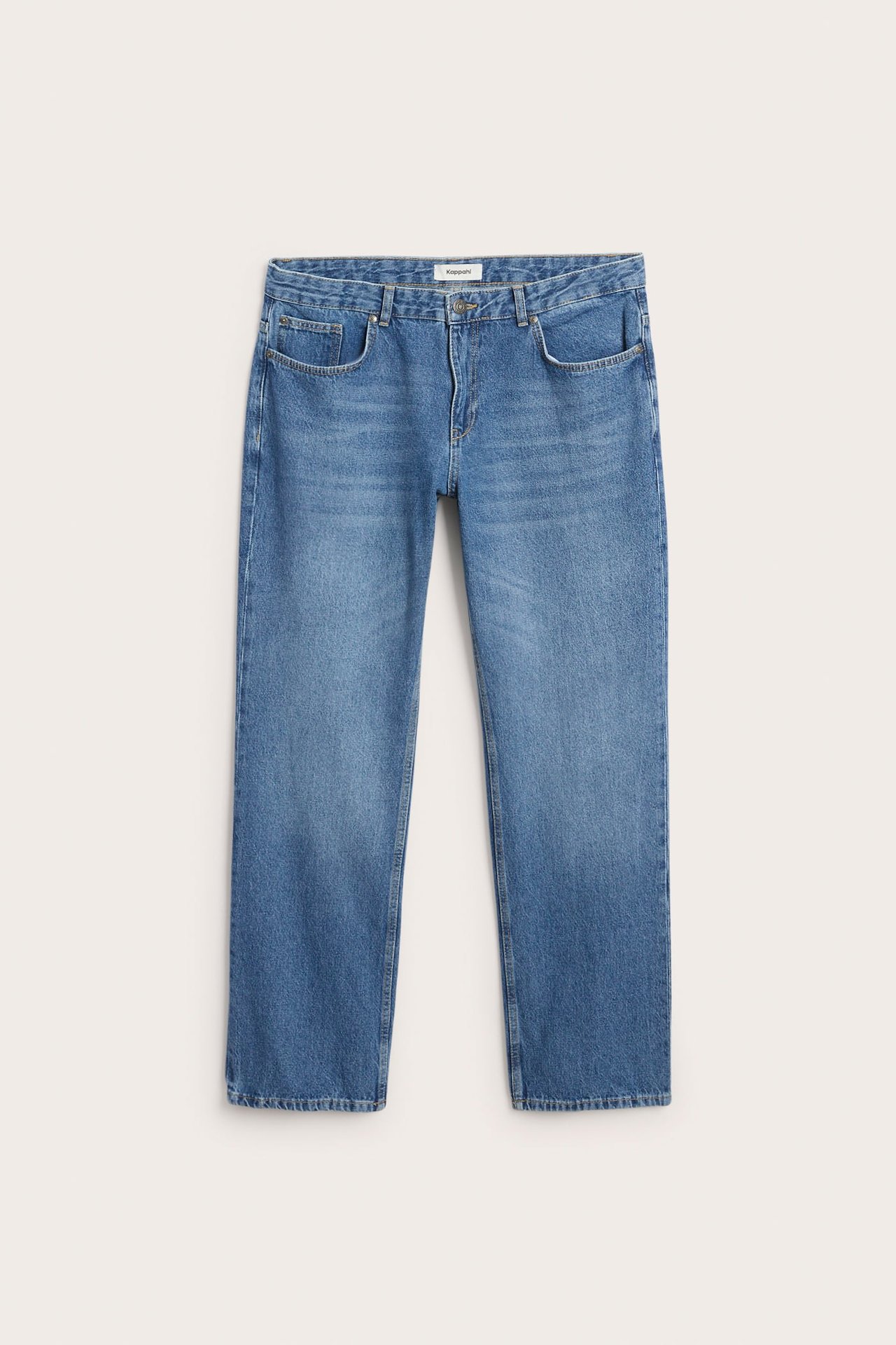 Frontbilde av blå rette jeans med lommer og knappelukking.