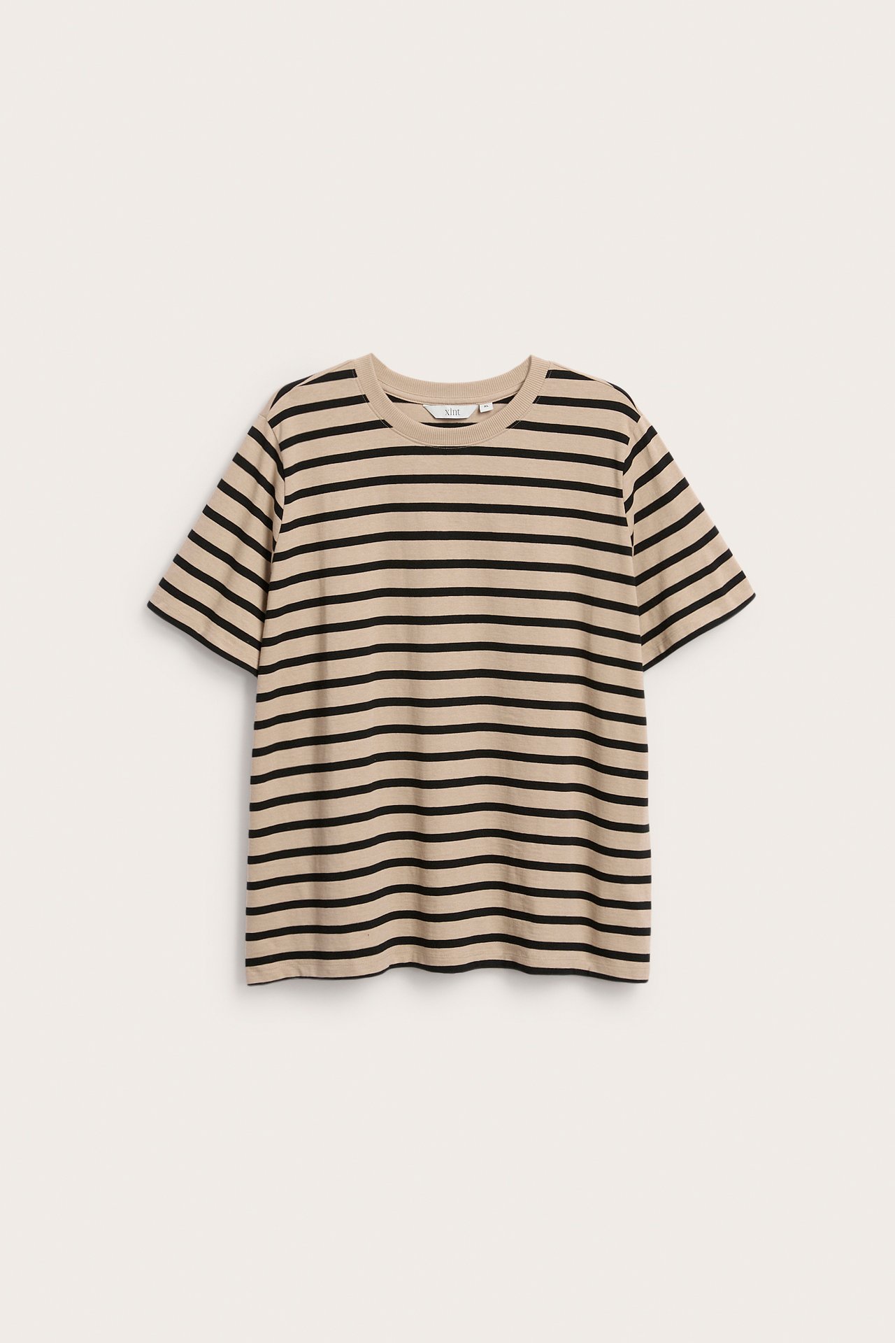 Framifrån, en beige t-shirt med svarta horisontella ränder.