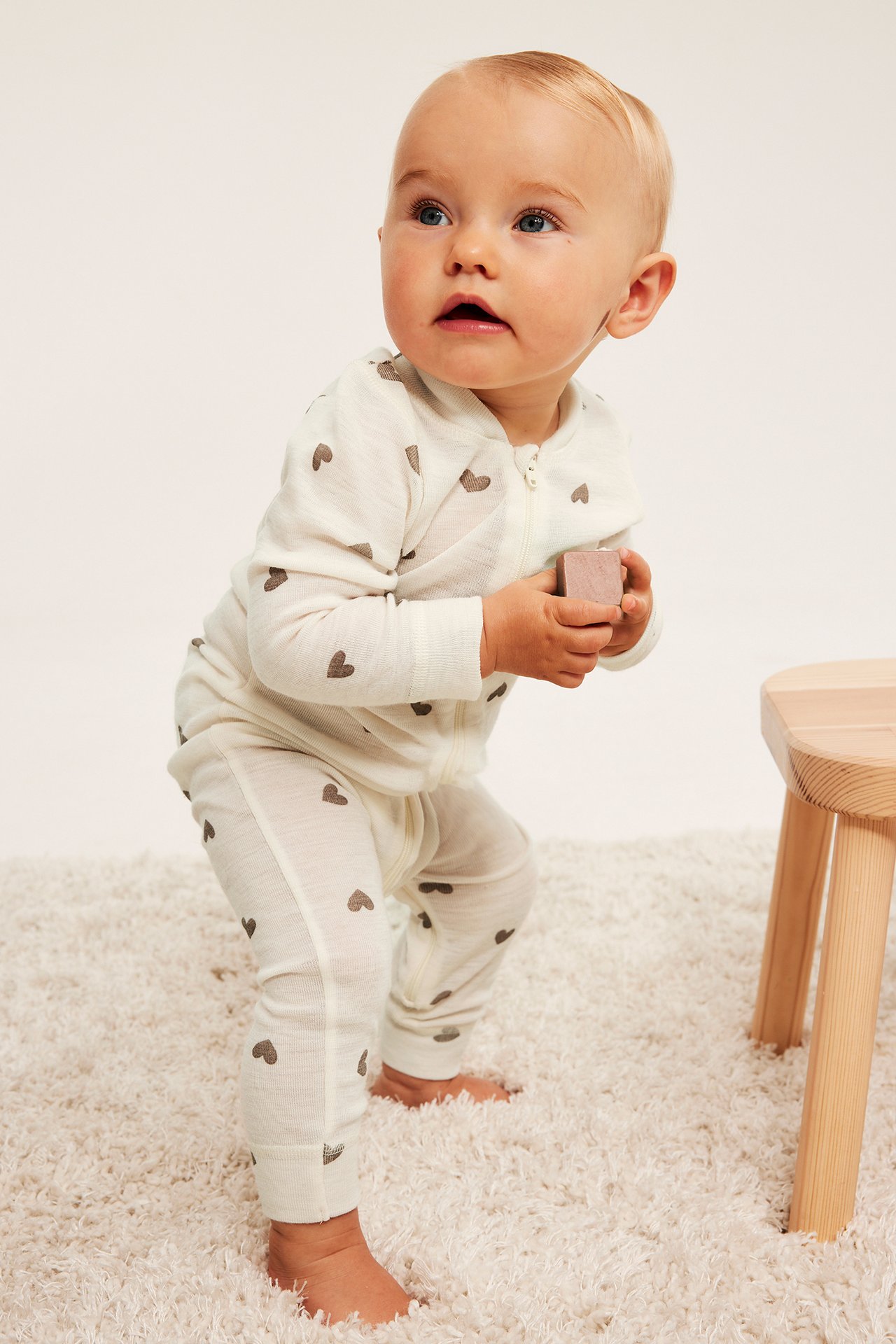 Rampers z wełny merino z motywem serduszek