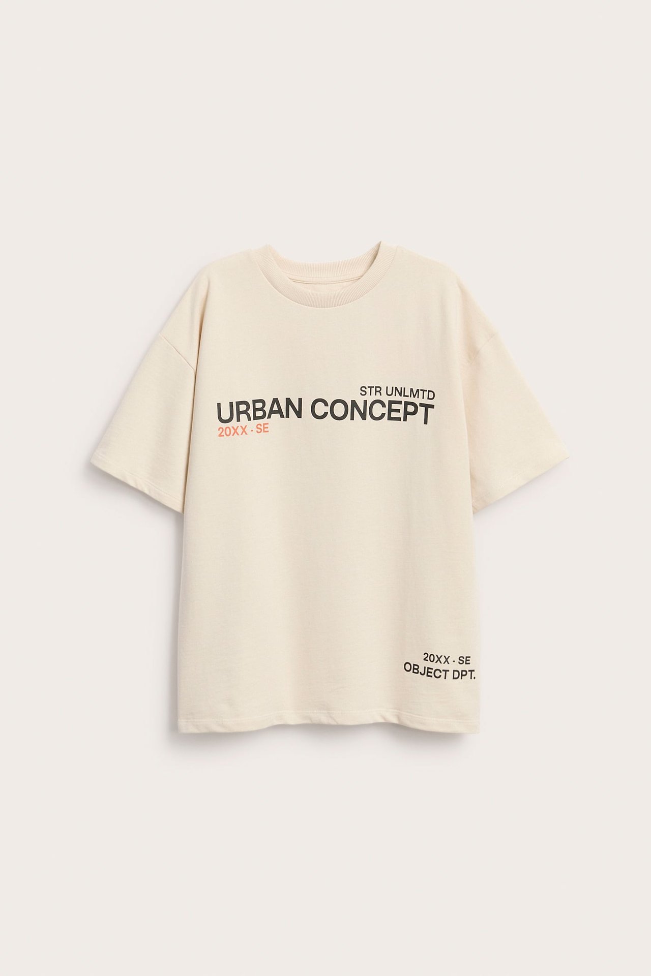Widok z przodu: beżowy bawełniany T-shirt oversize z nadrukiem „URBAN CONCEPT” i prążkowanym dekoltem.