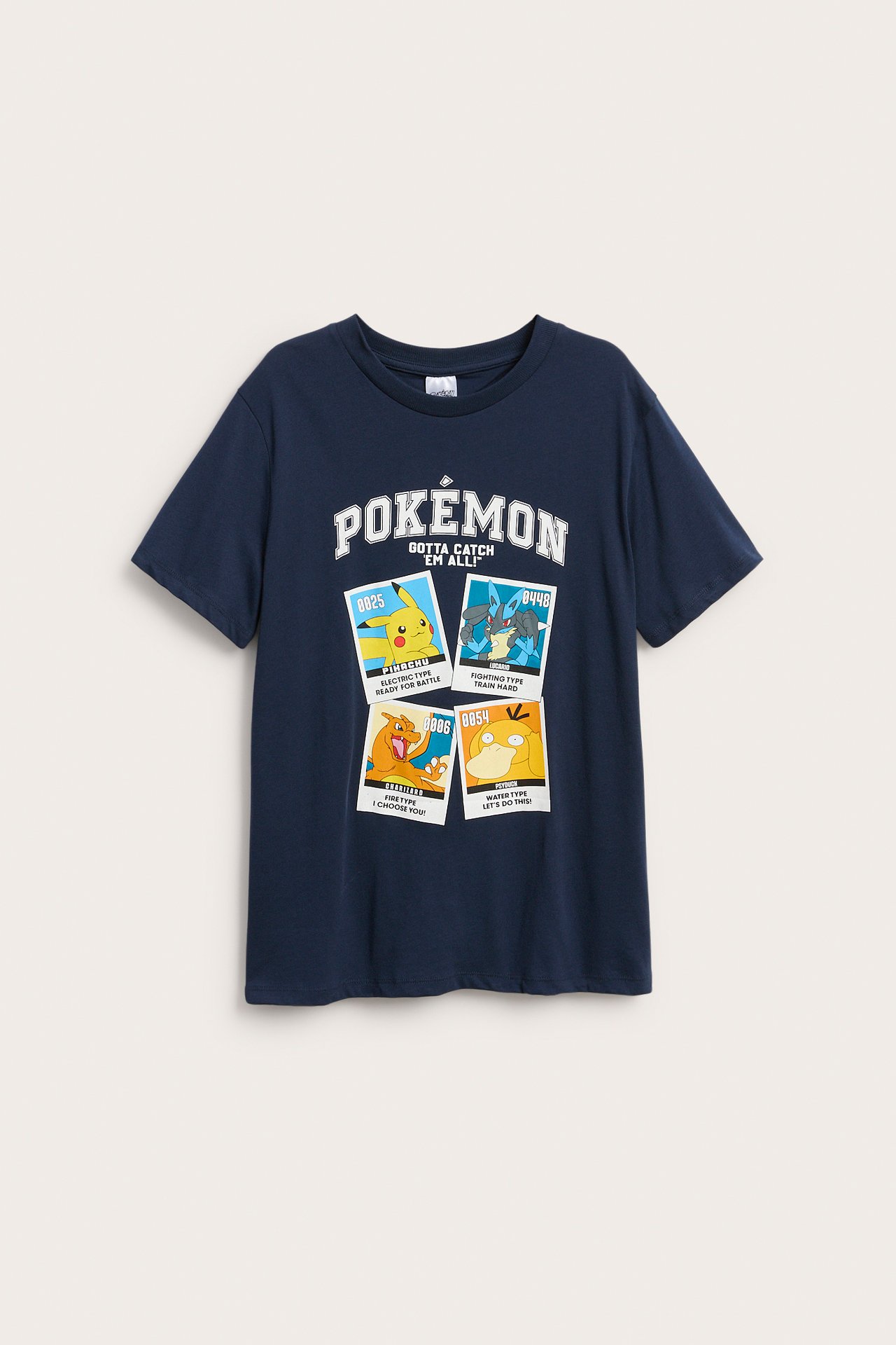Edestä päin, tummansininen lyhythihainen t-paita Pokémon-tekstillä ja hahmokorttipainatuksilla.